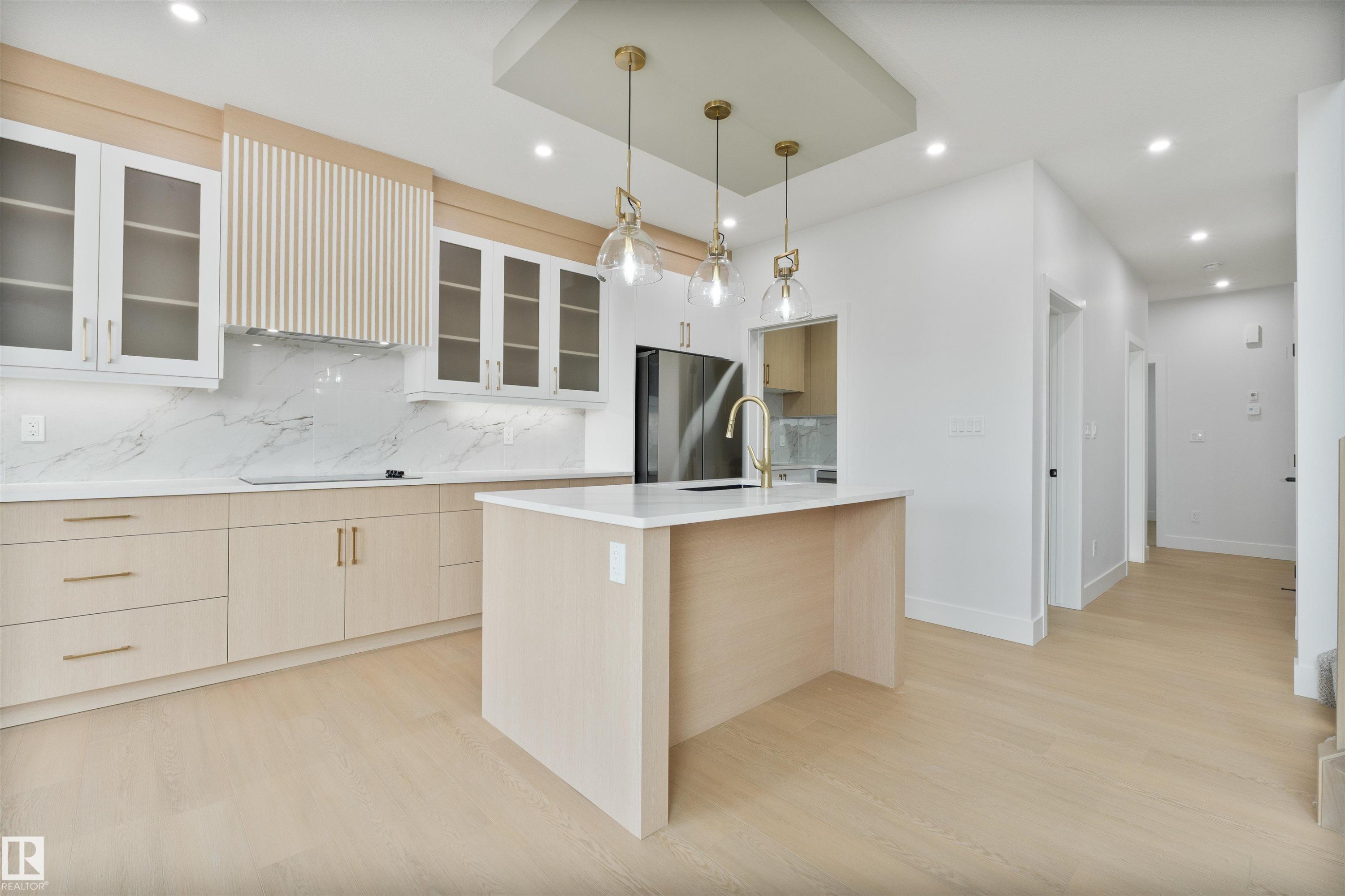 573 Ashgrove Circle, Leduc, AB - Indoor Photo Showing Kitchen With Upgraded Kitchen
