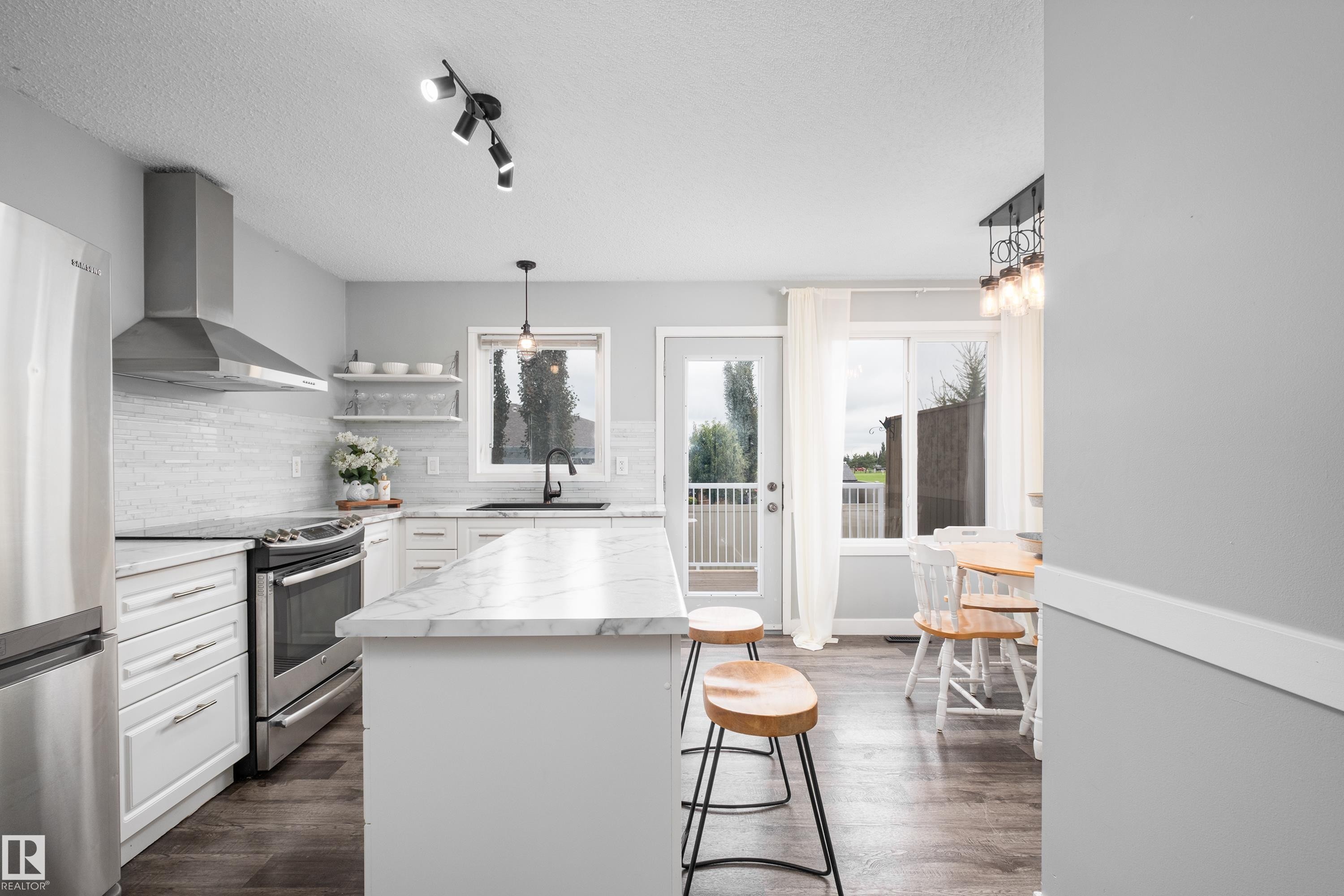#12 320 Spruce Ridge Rd, Spruce Grove, AB - Indoor Photo Showing Kitchen With Upgraded Kitchen