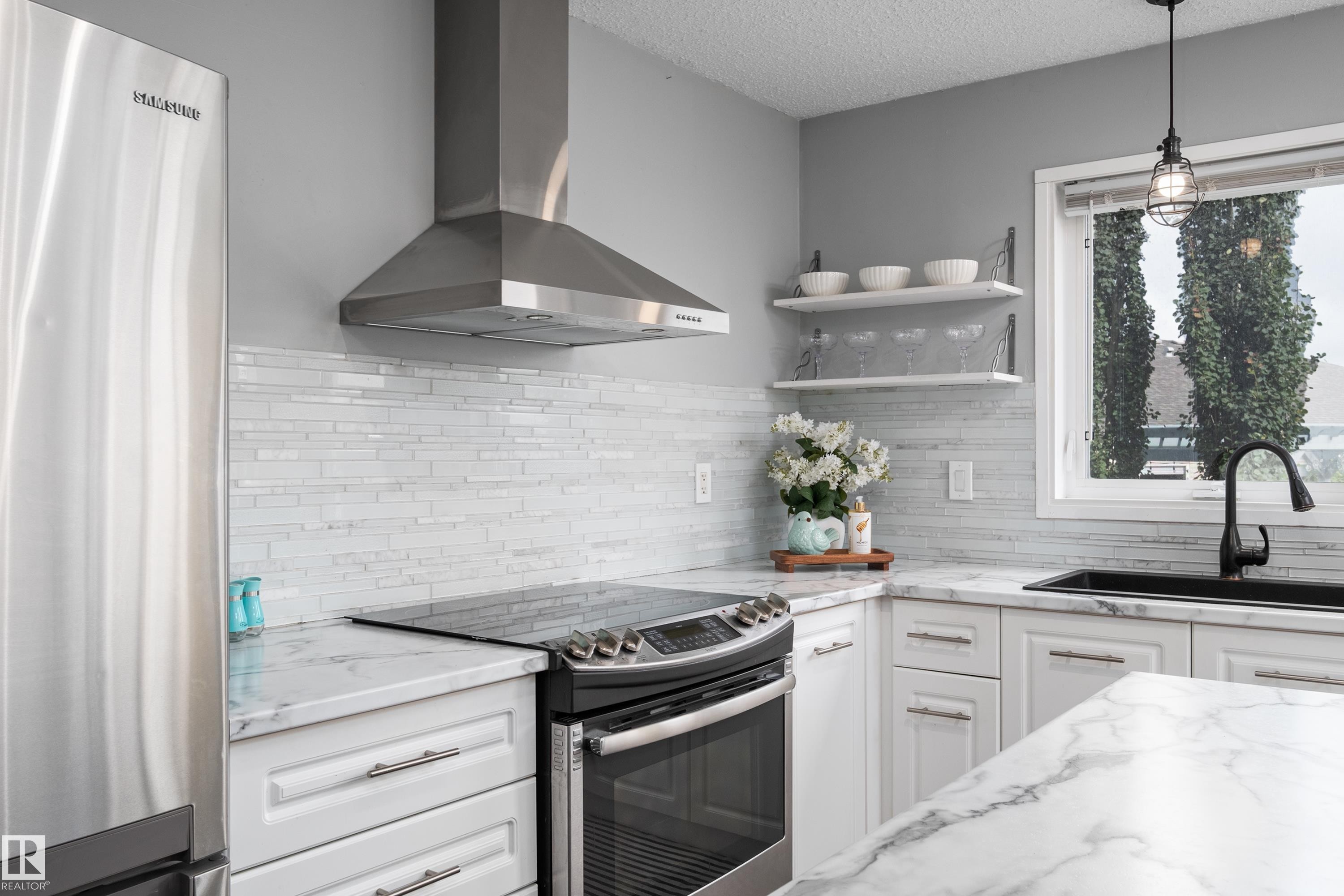 #12 320 Spruce Ridge Rd, Spruce Grove, AB - Indoor Photo Showing Kitchen With Upgraded Kitchen