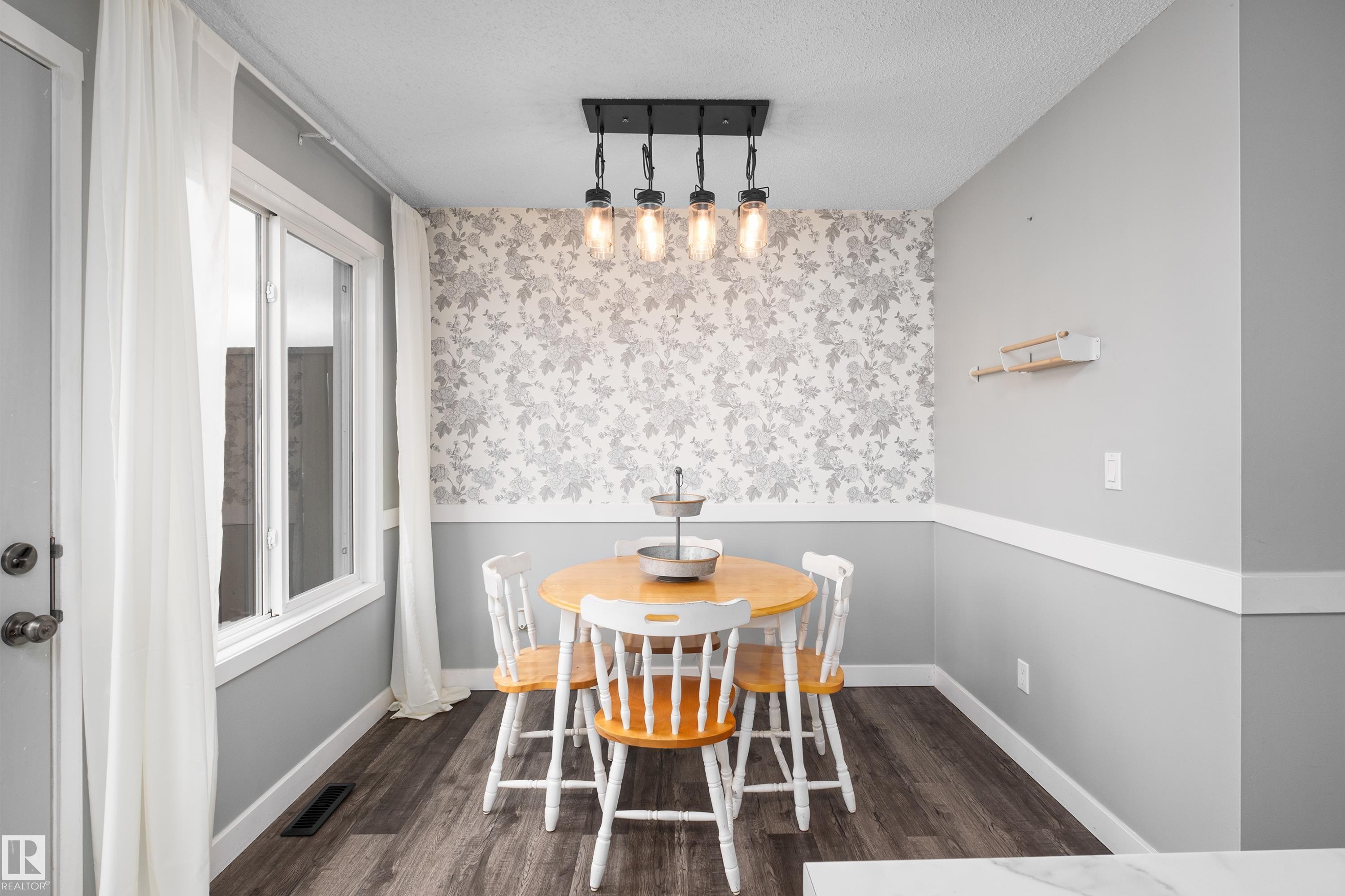 #12 320 Spruce Ridge Rd, Spruce Grove, AB - Indoor Photo Showing Dining Room