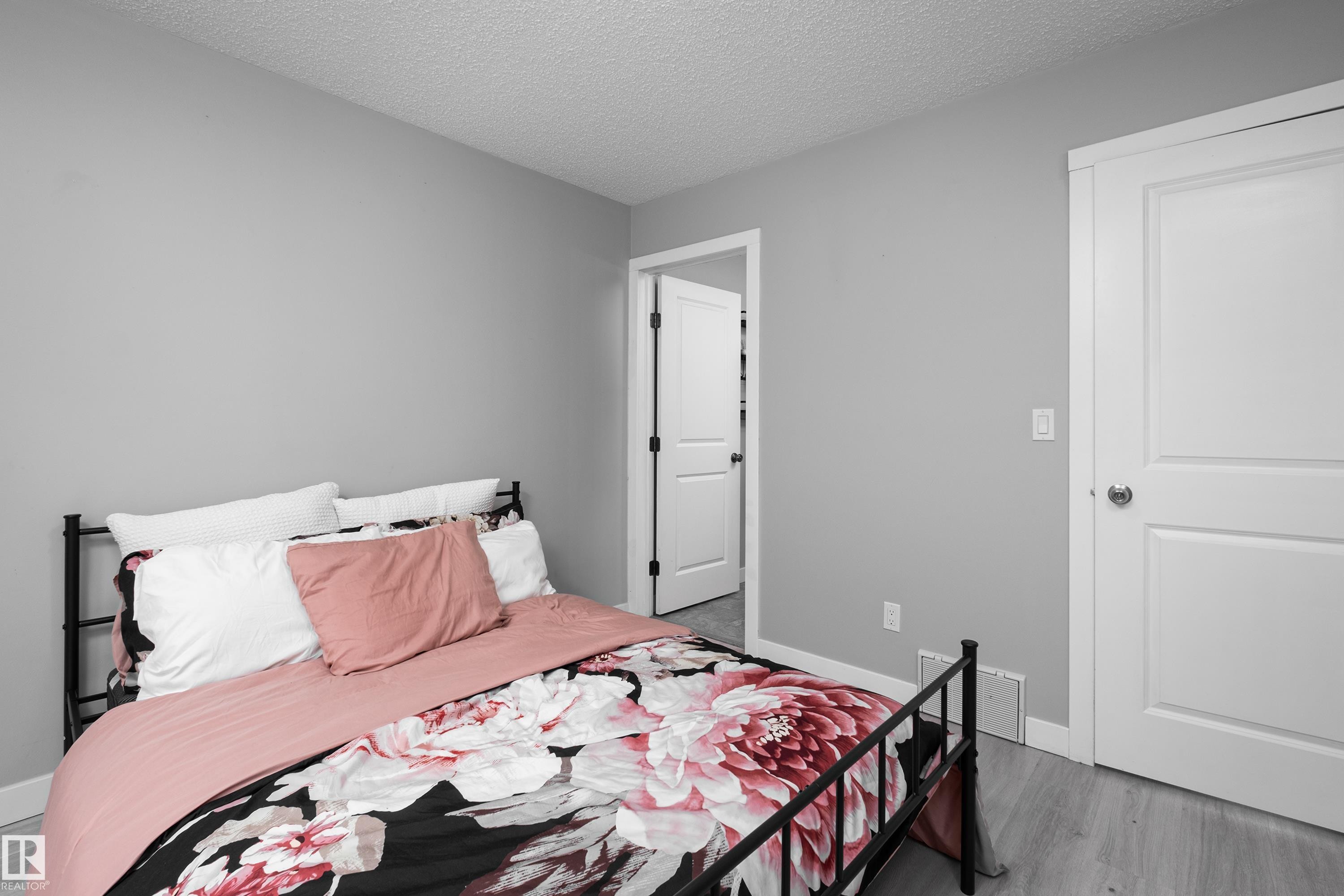 #12 320 Spruce Ridge Rd, Spruce Grove, AB - Indoor Photo Showing Bedroom
