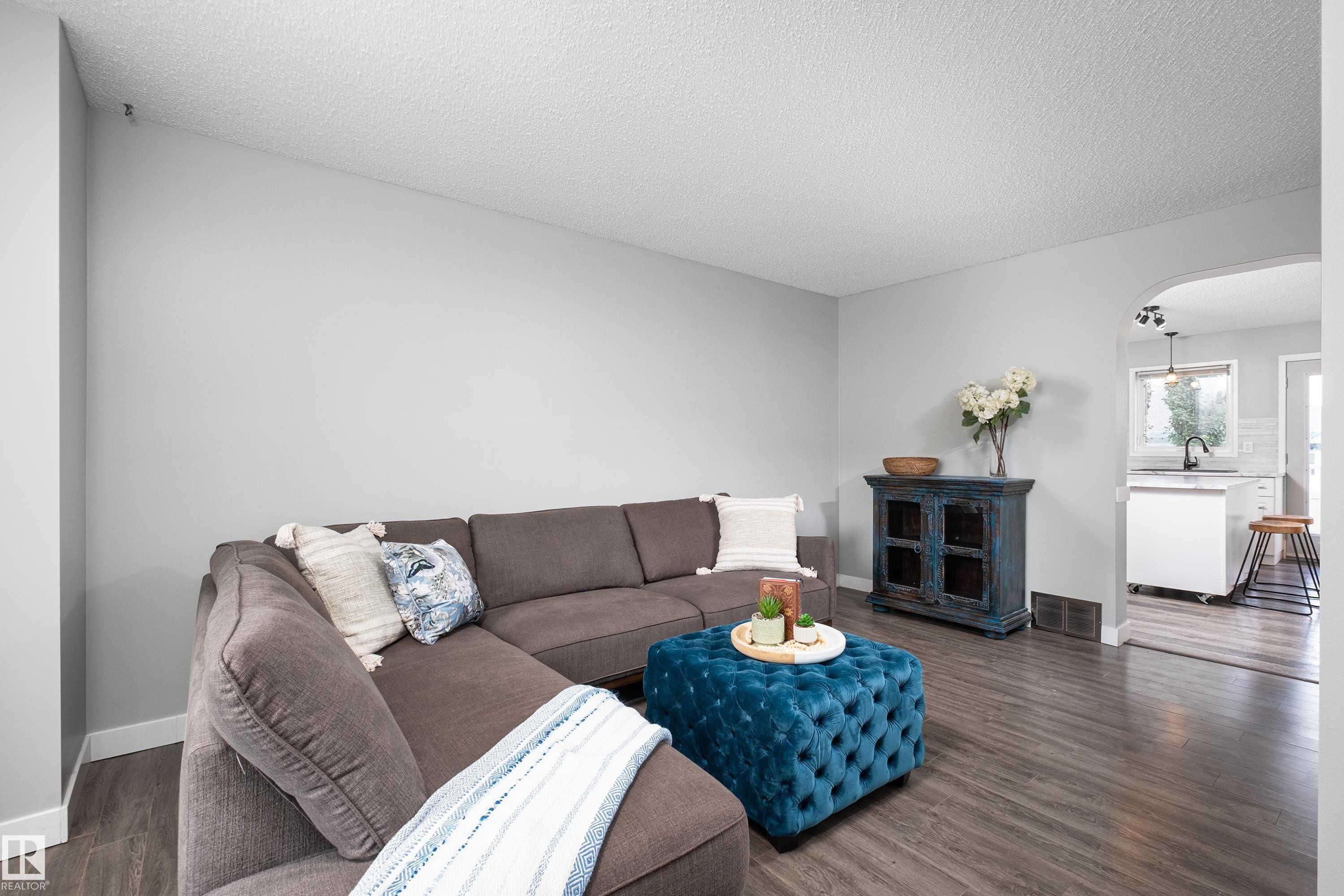 #12 320 Spruce Ridge Rd, Spruce Grove, AB - Indoor Photo Showing Living Room