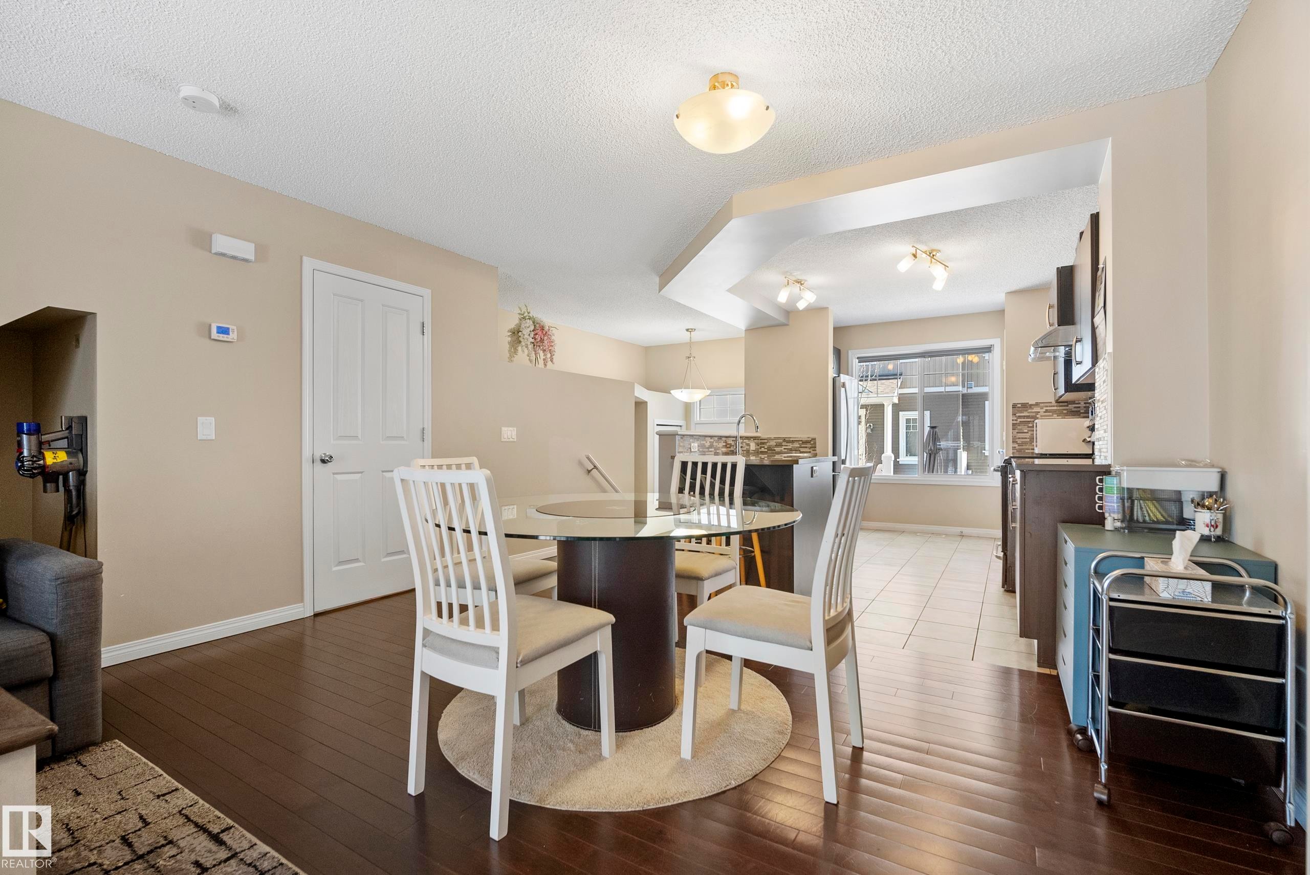 #81 4050 Savaryn Dr Sw, Edmonton, AB - Indoor