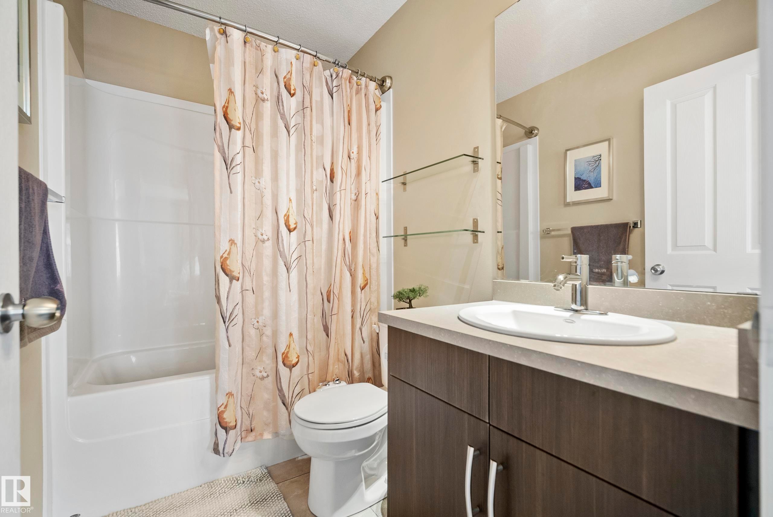 #81 4050 Savaryn Dr Sw, Edmonton, AB - Indoor Photo Showing Bathroom