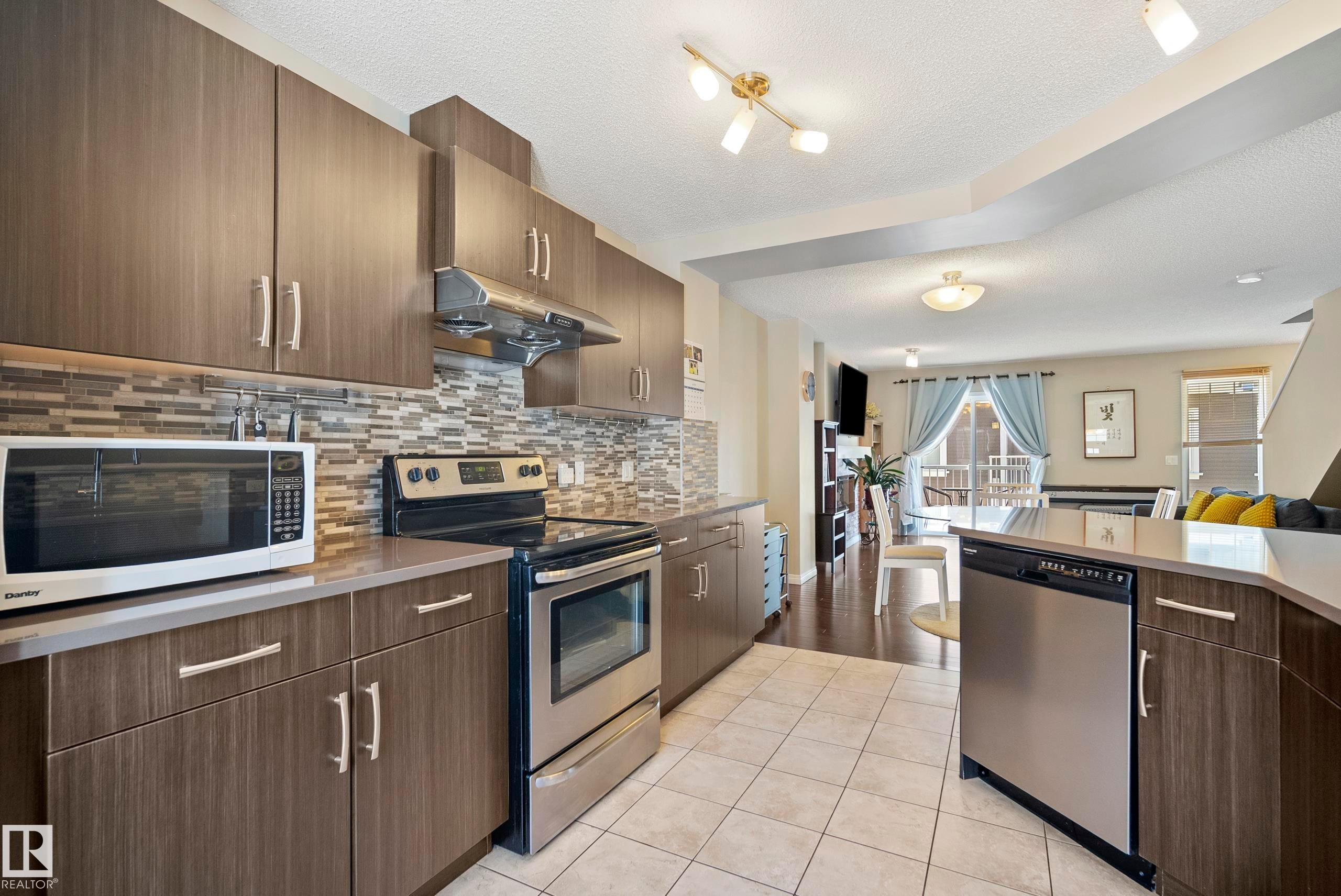 #81 4050 Savaryn Dr Sw, Edmonton, AB - Indoor Photo Showing Kitchen With Upgraded Kitchen