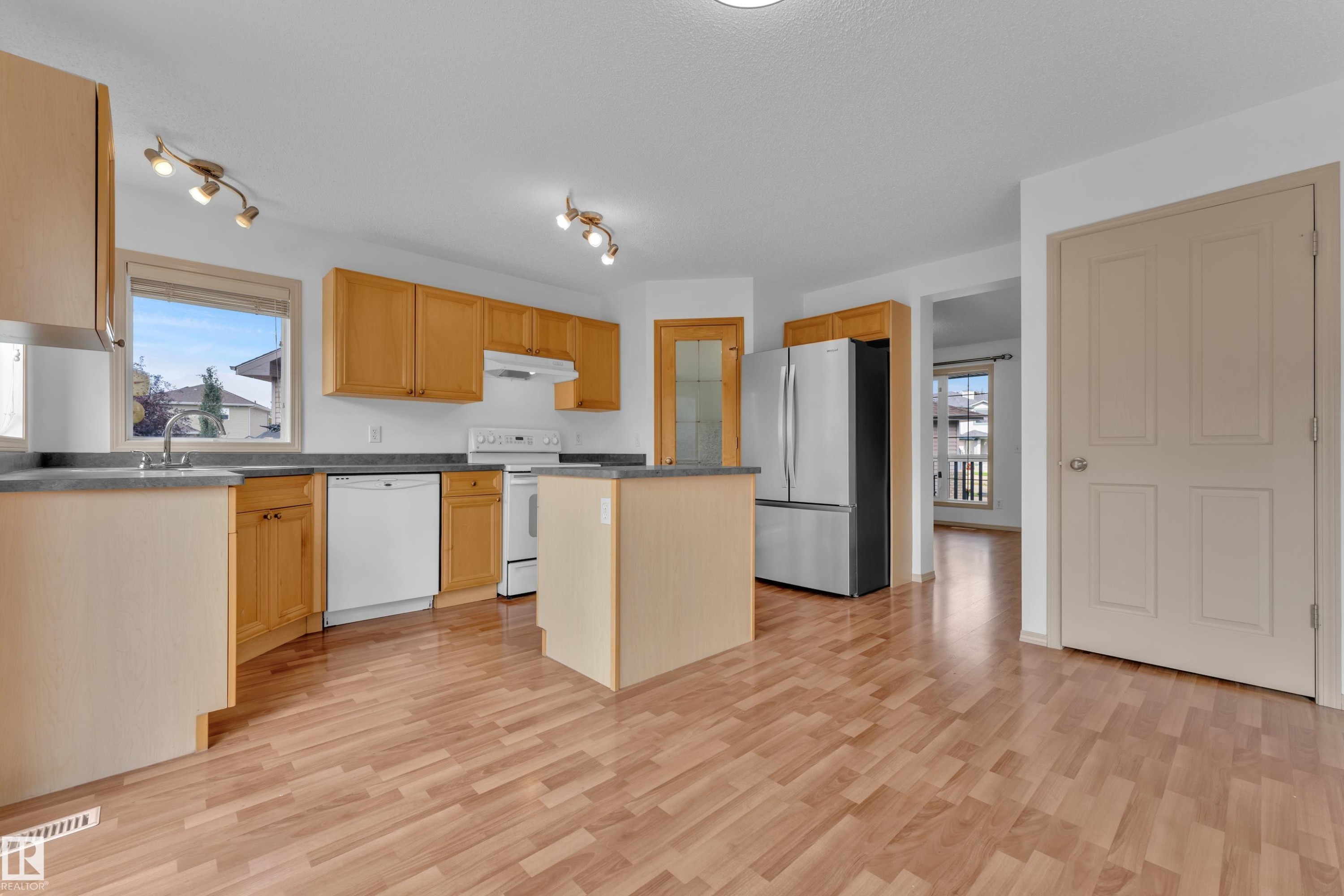 14031 136 Street Nw, Edmonton, AB - Indoor Photo Showing Kitchen