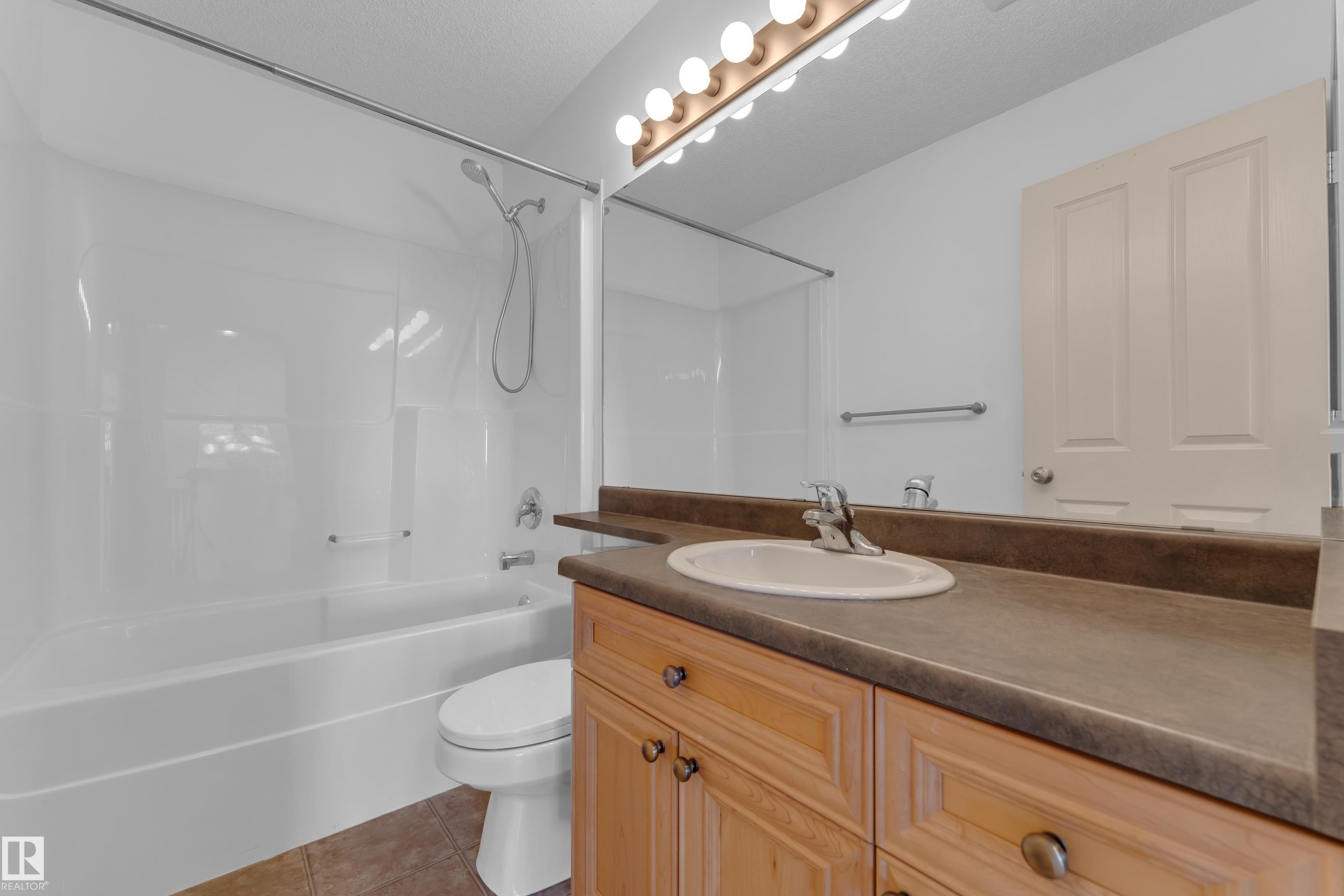 14031 136 Street Nw, Edmonton, AB - Indoor Photo Showing Bathroom