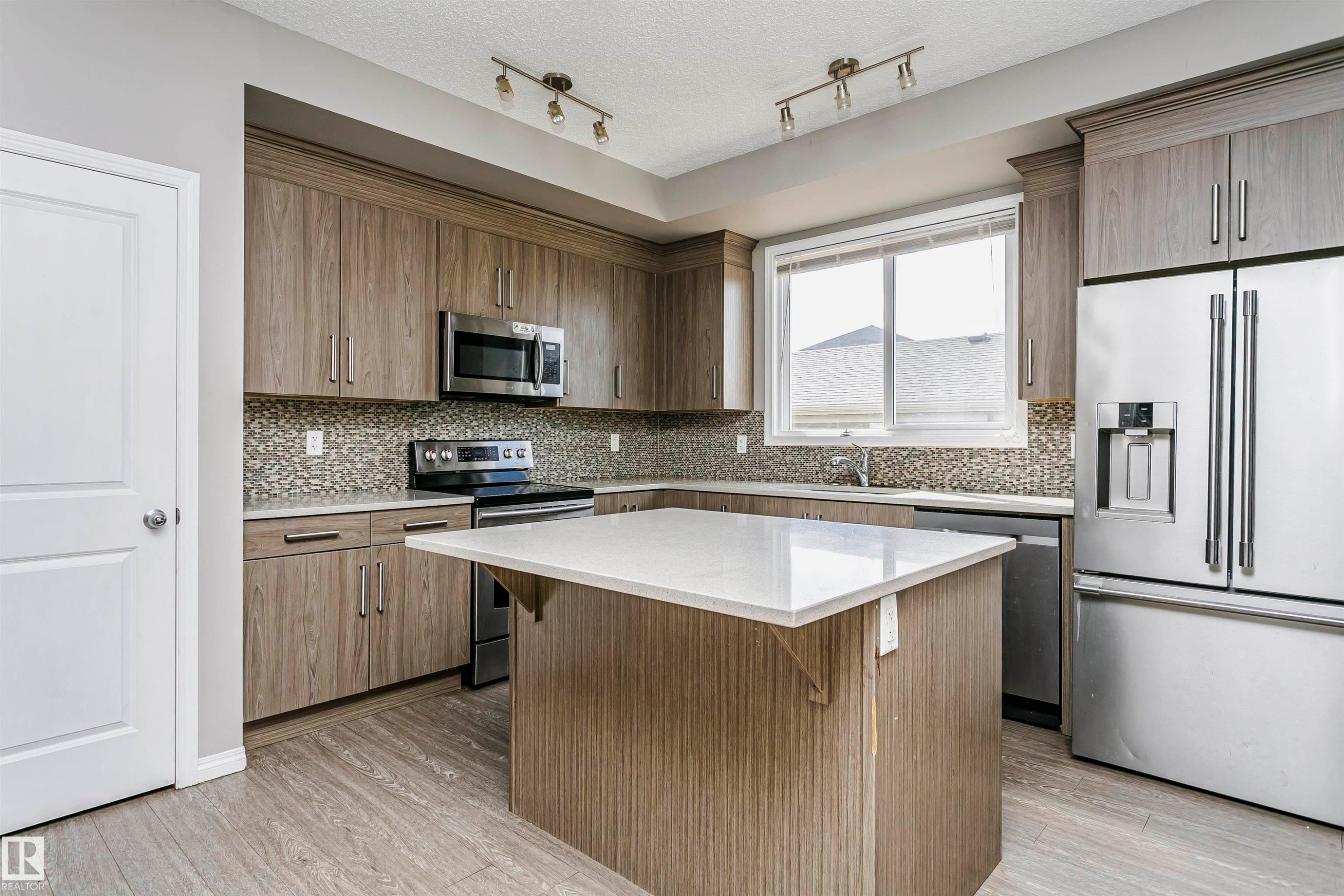 8103 Chappelle Way Sw, Edmonton, AB - Indoor Photo Showing Kitchen With Upgraded Kitchen