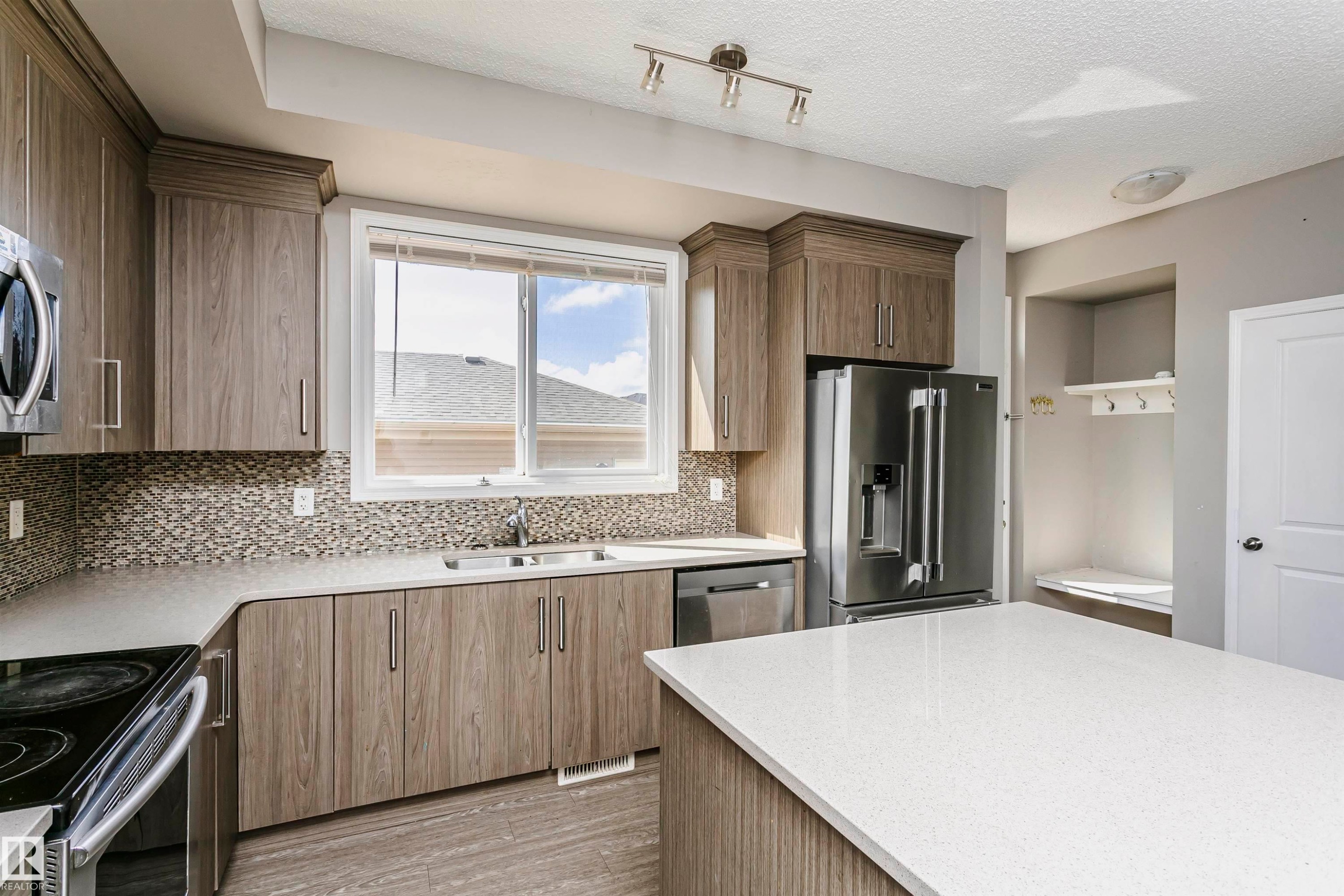 8103 Chappelle Way Sw, Edmonton, AB - Indoor Photo Showing Kitchen With Double Sink With Upgraded Kitchen