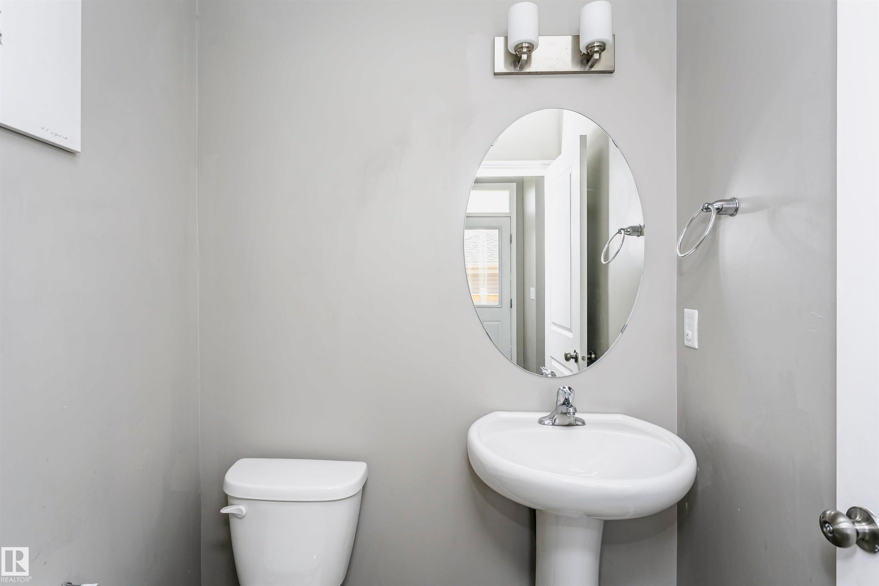 8103 Chappelle Way Sw, Edmonton, AB - Indoor Photo Showing Bathroom