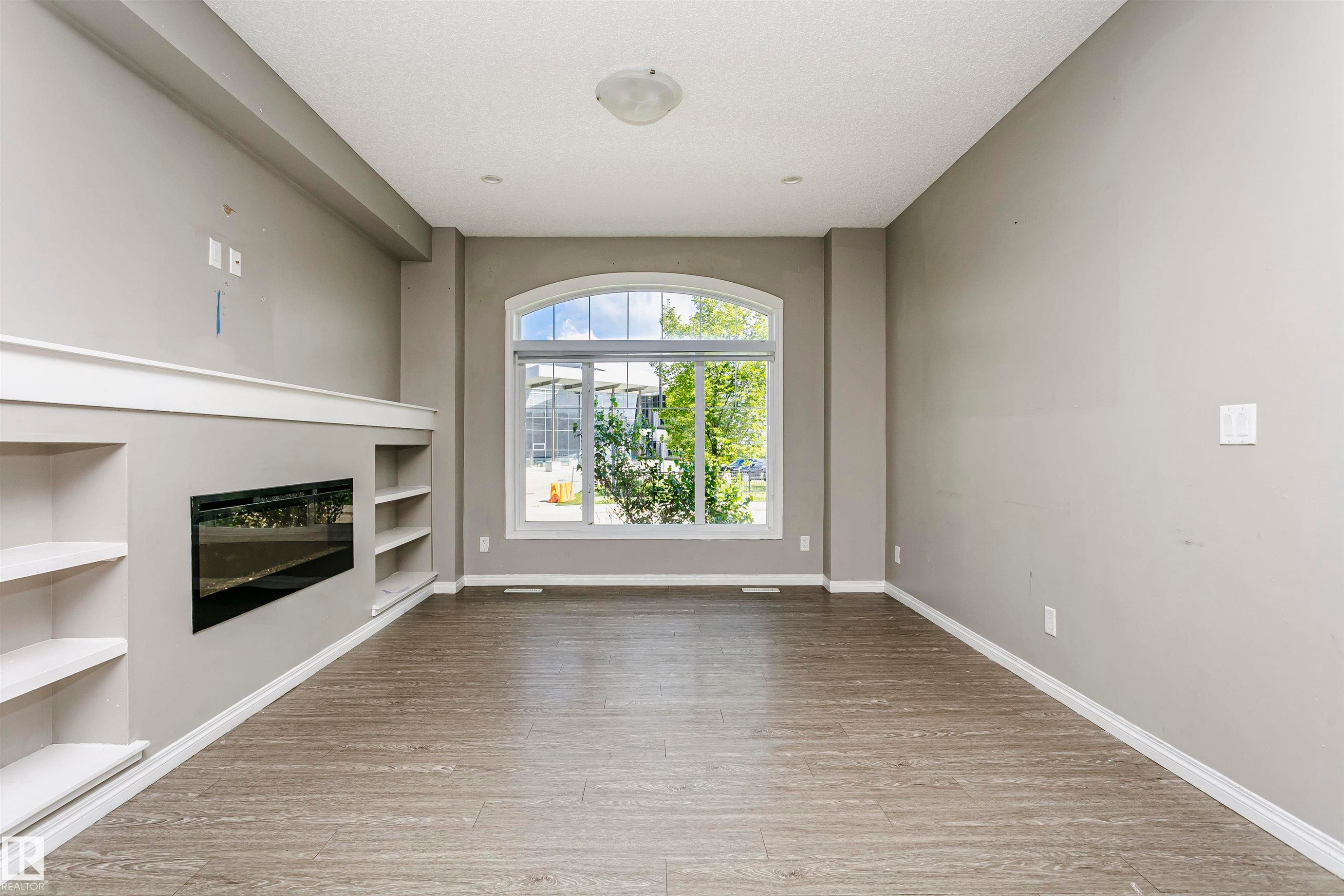 8103 Chappelle Way Sw, Edmonton, AB - Indoor With Fireplace