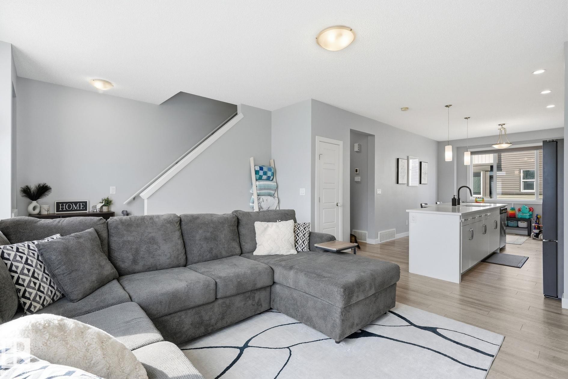 #73 16903 68 St Nw, Edmonton, AB - Indoor Photo Showing Living Room