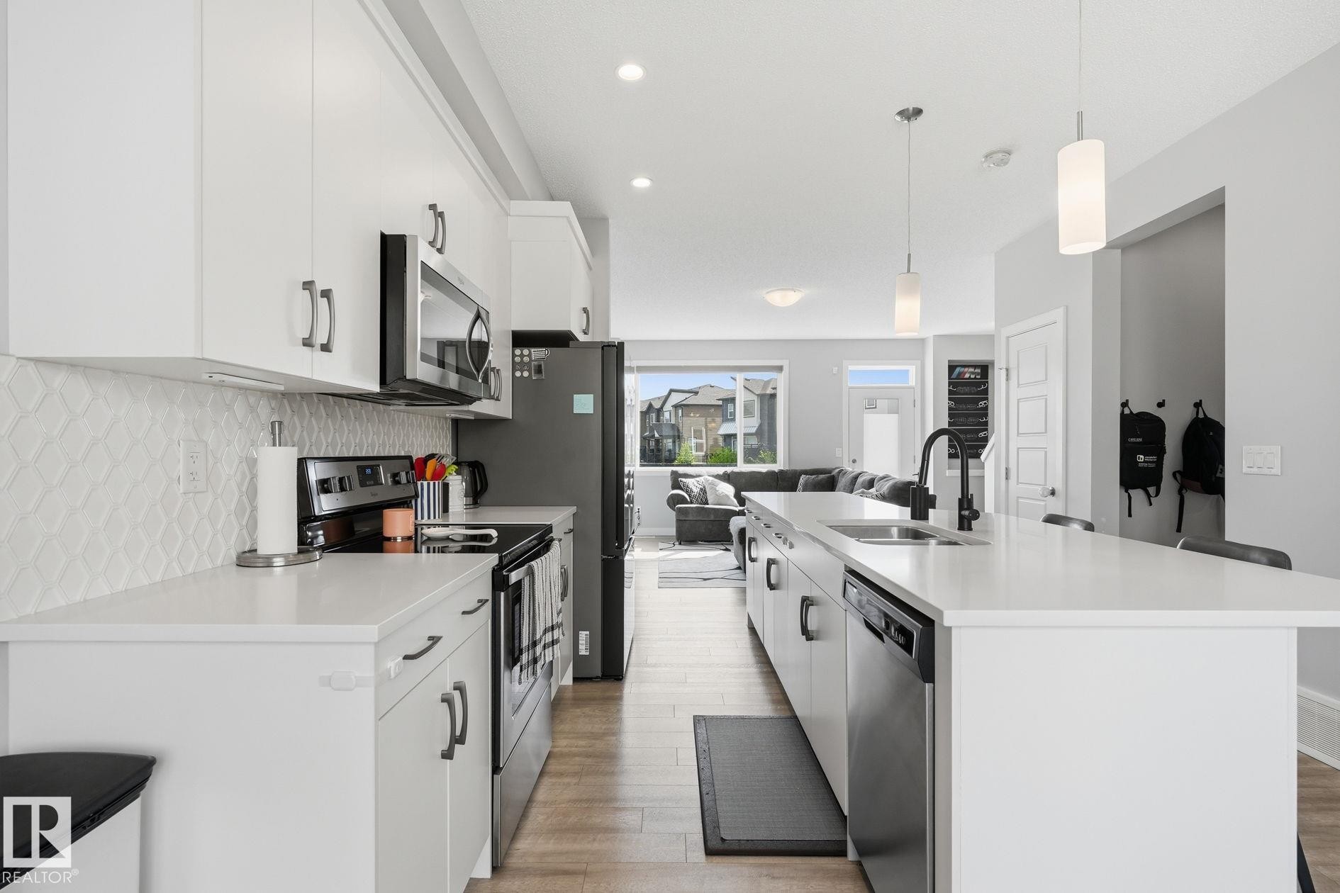 #73 16903 68 St Nw, Edmonton, AB - Indoor Photo Showing Kitchen With Double Sink With Upgraded Kitchen