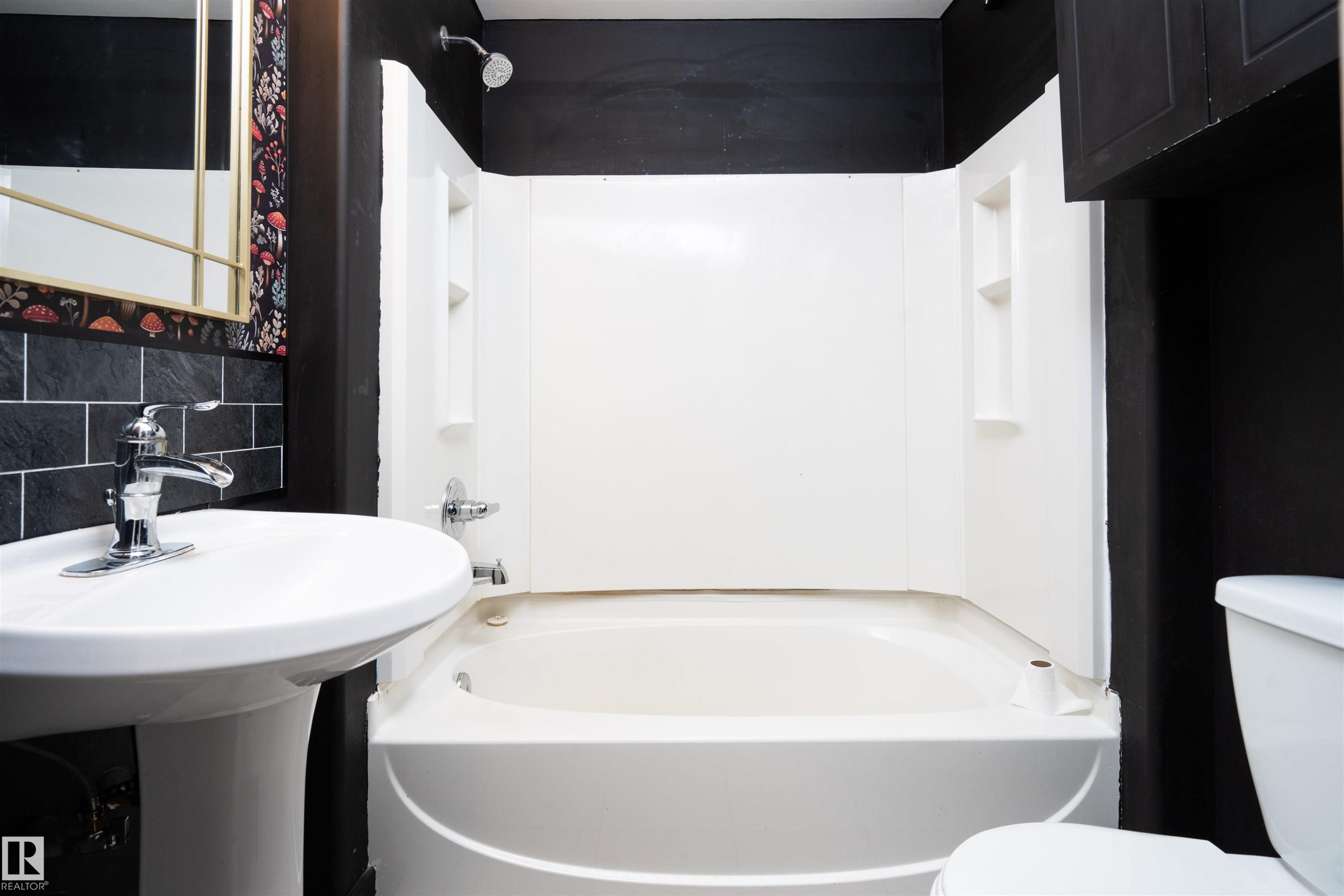 10330 76 Street Nw, Edmonton, AB - Indoor Photo Showing Bathroom