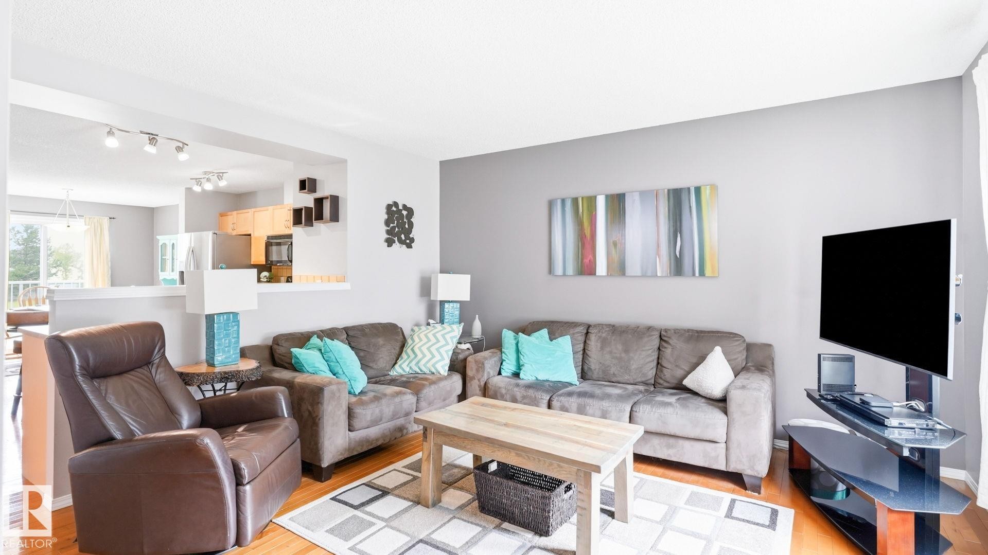 #58 8304 11 Av Sw, Edmonton, AB - Indoor Photo Showing Living Room