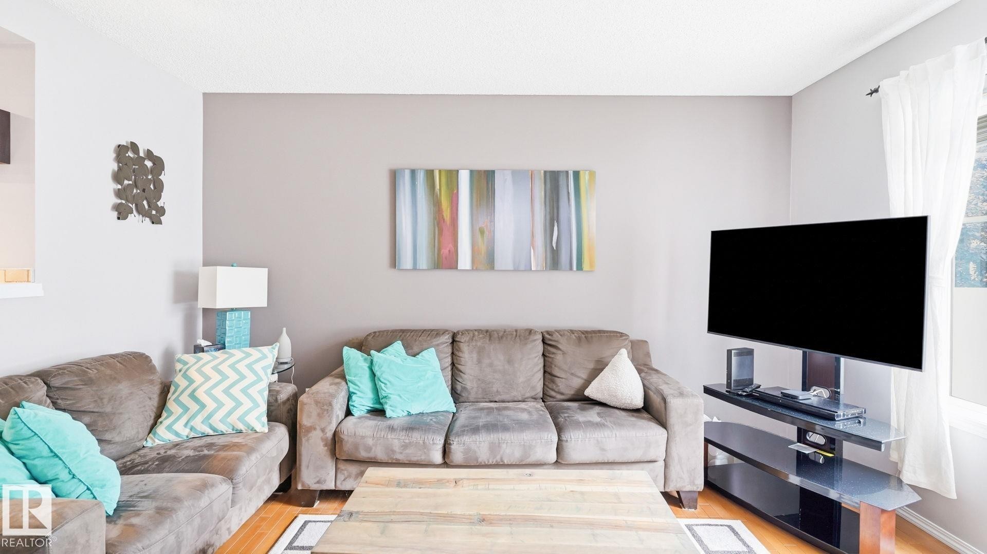 #58 8304 11 Av Sw, Edmonton, AB - Indoor Photo Showing Living Room