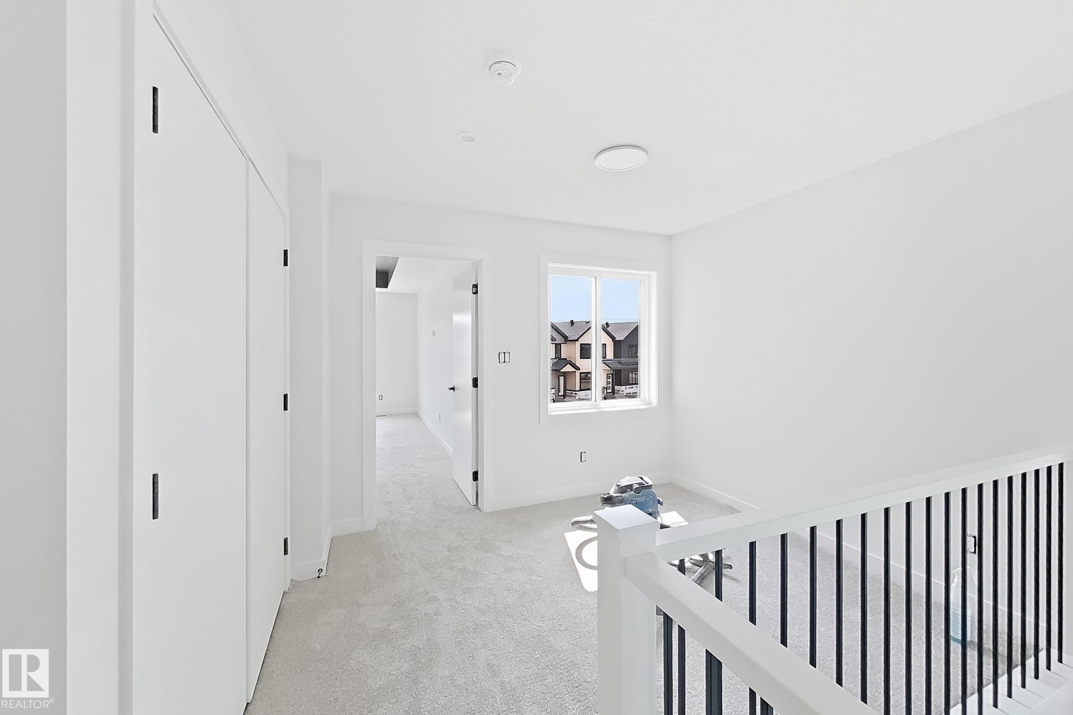 White-painted walls and trim with light-colored carpeting - 13118 186 Avenue Nw, Edmonton, AB - Indoor Photo Showing Other Room