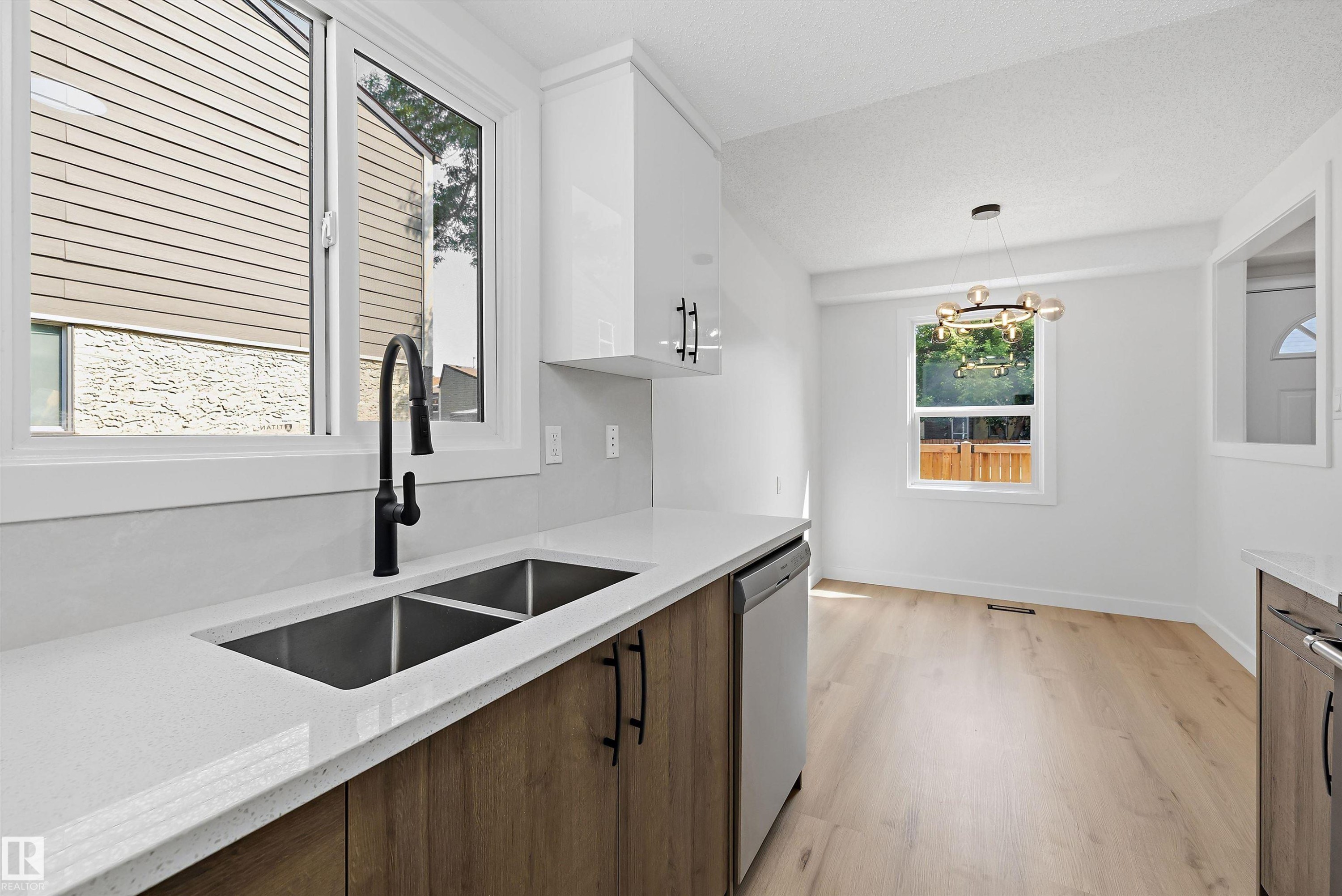 84 Willowdale Place Nw, Edmonton, AB - Indoor Photo Showing Kitchen With Double Sink