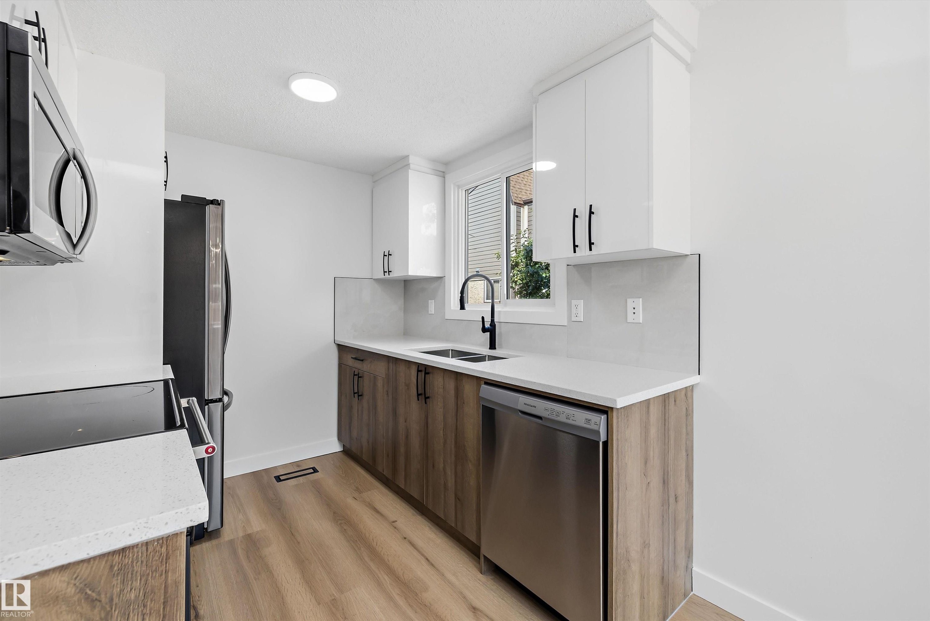 84 Willowdale Place Nw, Edmonton, AB - Indoor Photo Showing Kitchen With Double Sink