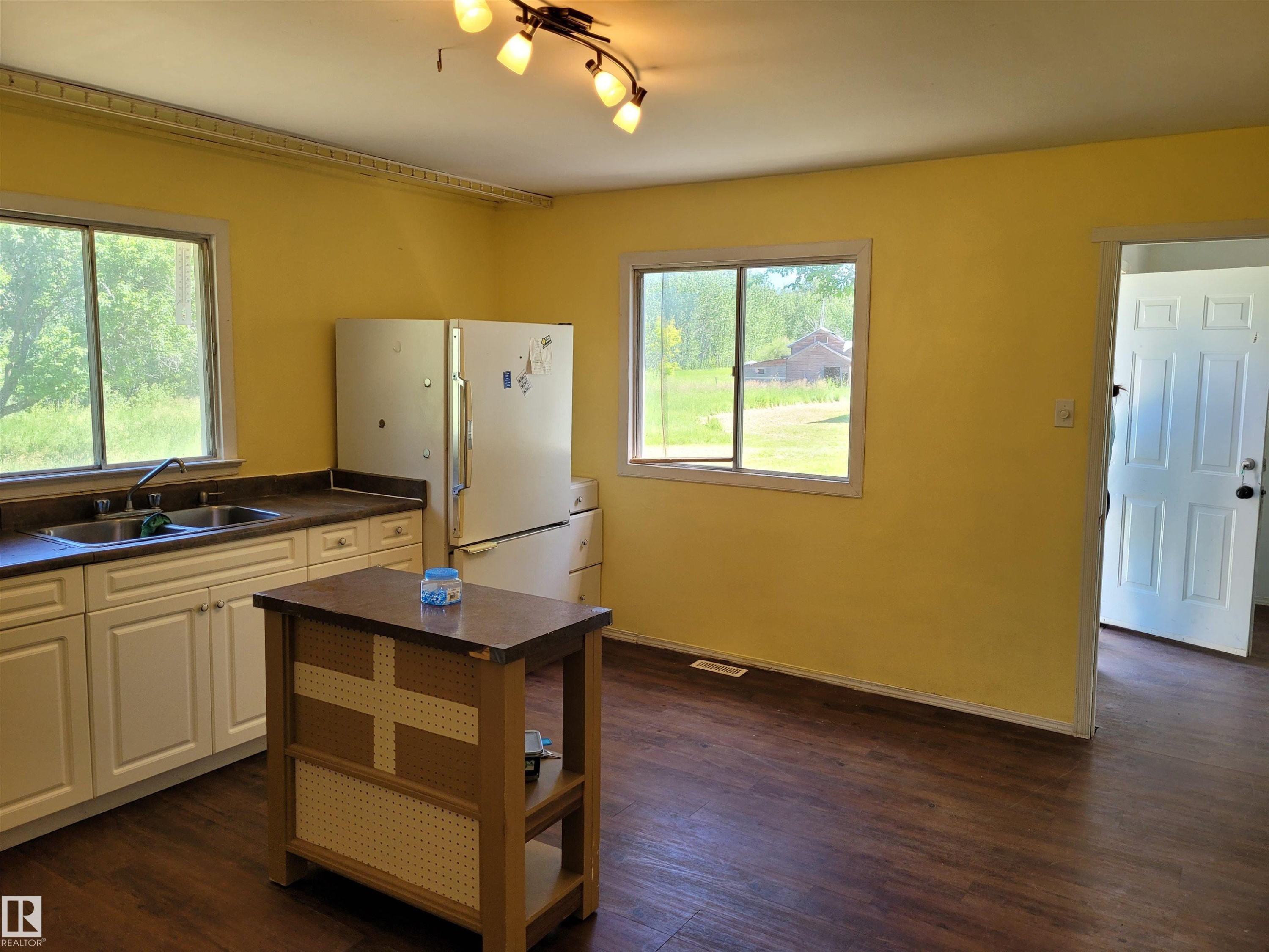 0326005;1;1 Boyle, Alberta, Boyle, AB - Indoor Photo Showing Kitchen With Double Sink