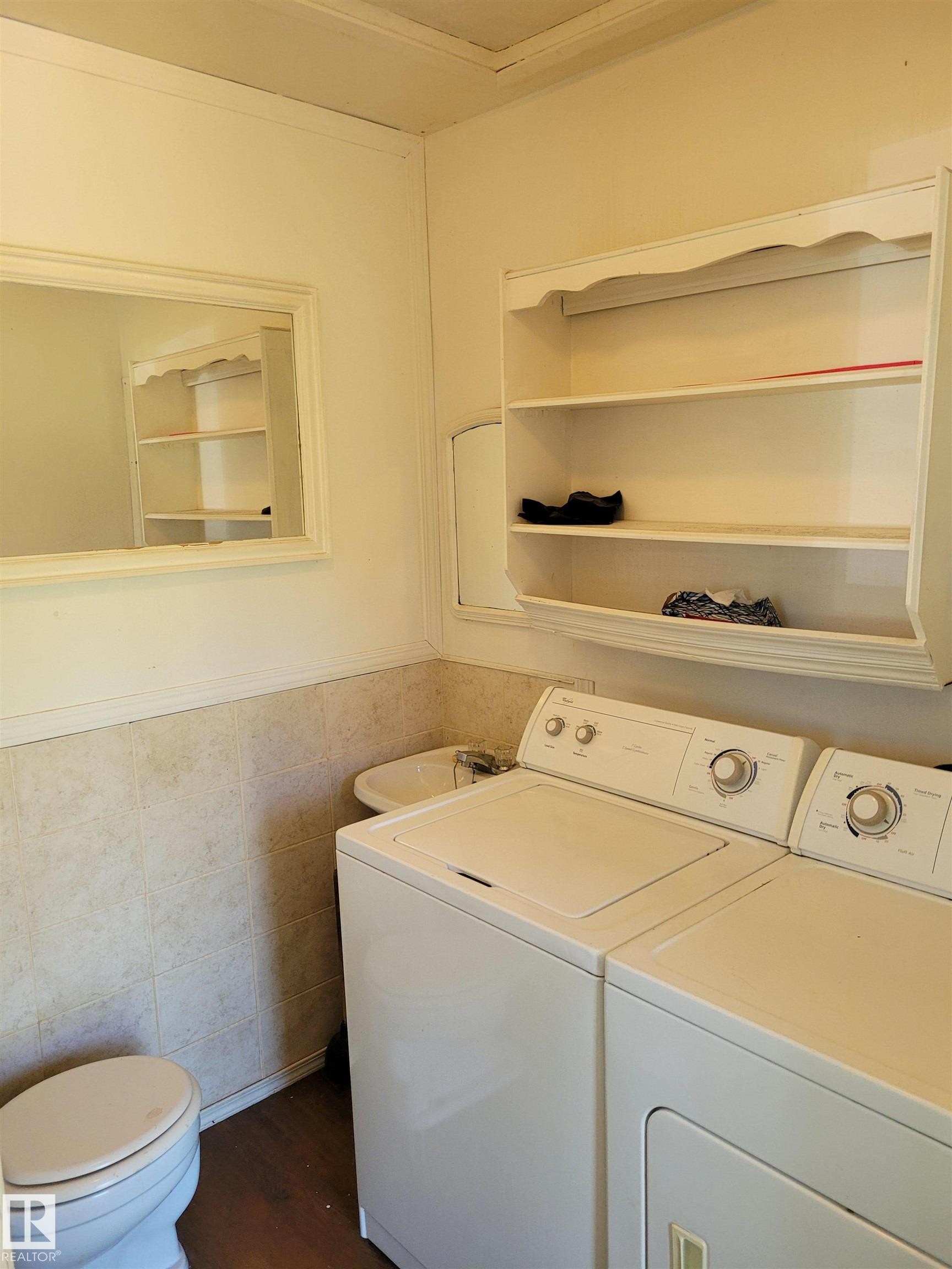 0326005;1;1 Boyle, Alberta, Boyle, AB - Indoor Photo Showing Laundry Room