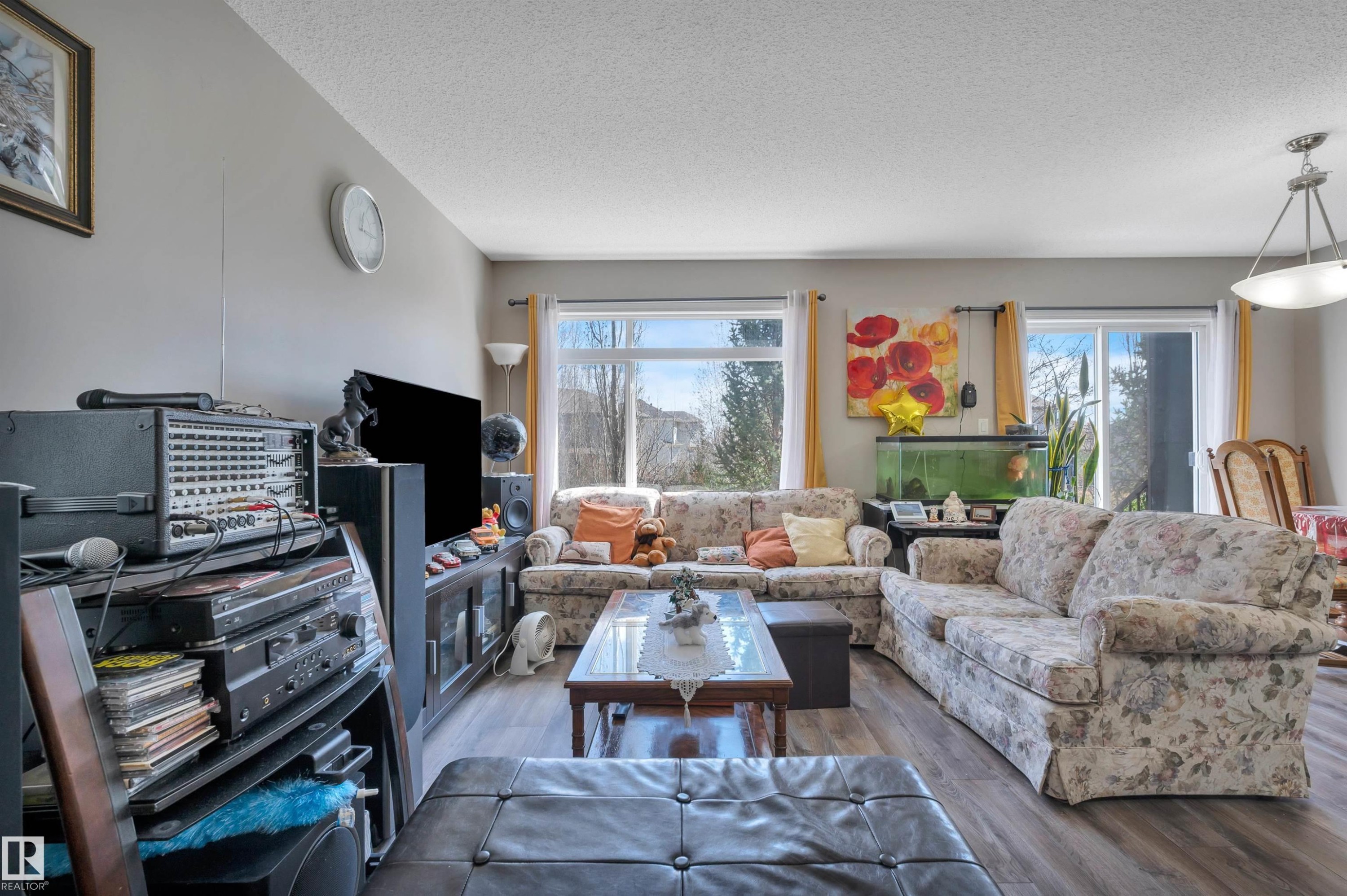 7503 Getty Gate Gate Nw, Edmonton, AB - Indoor Photo Showing Living Room