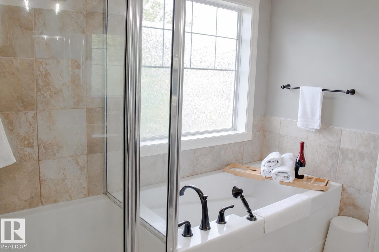 1231 37A Avenue Nw, Edmonton, AB - Indoor Photo Showing Bathroom