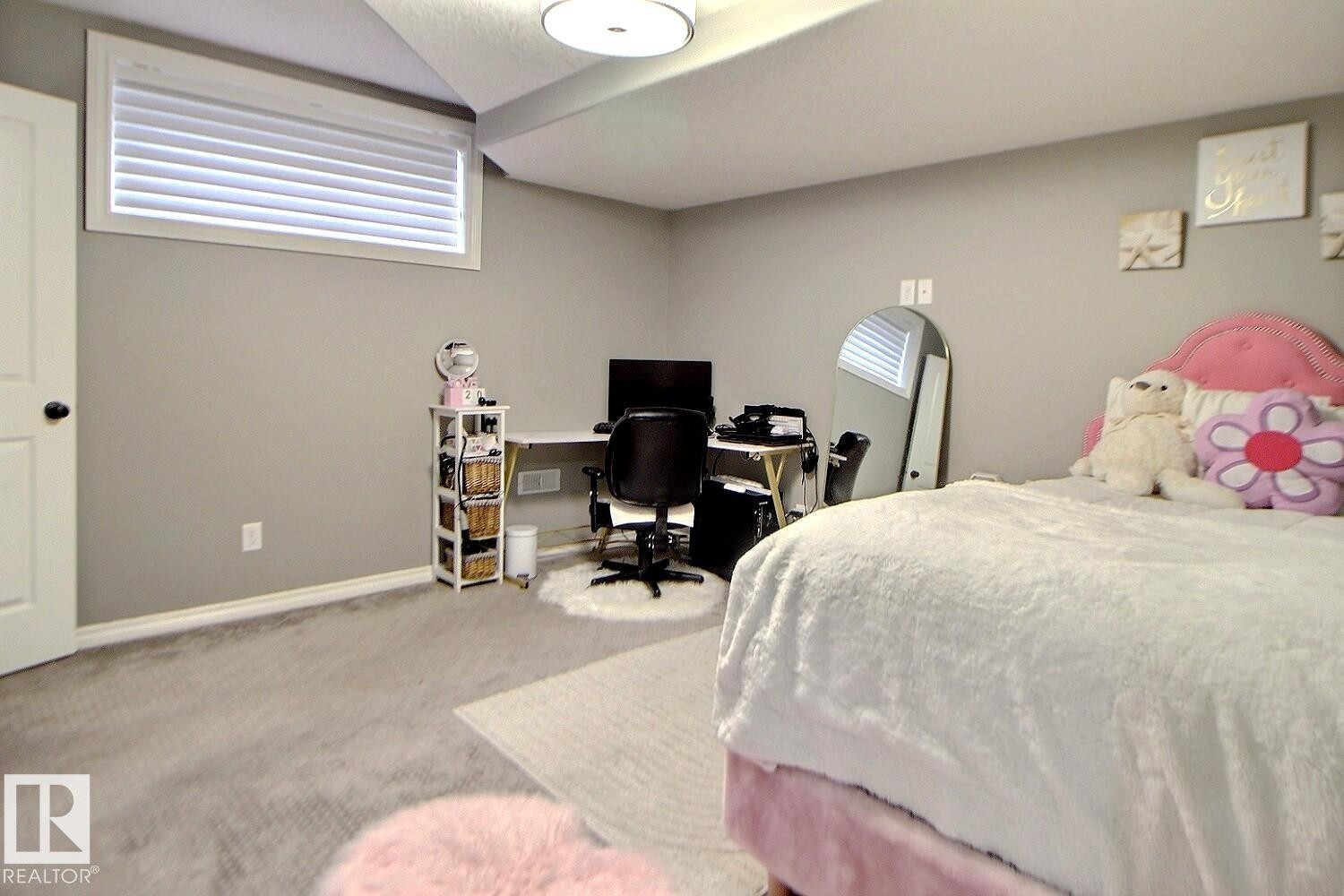 1231 37A Avenue Nw, Edmonton, AB - Indoor Photo Showing Bedroom