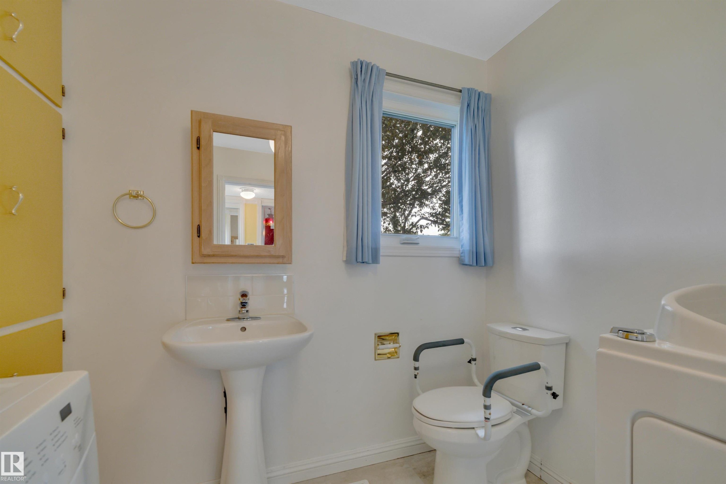 7604 149 Avenue Nw, Edmonton, AB - Indoor Photo Showing Bathroom