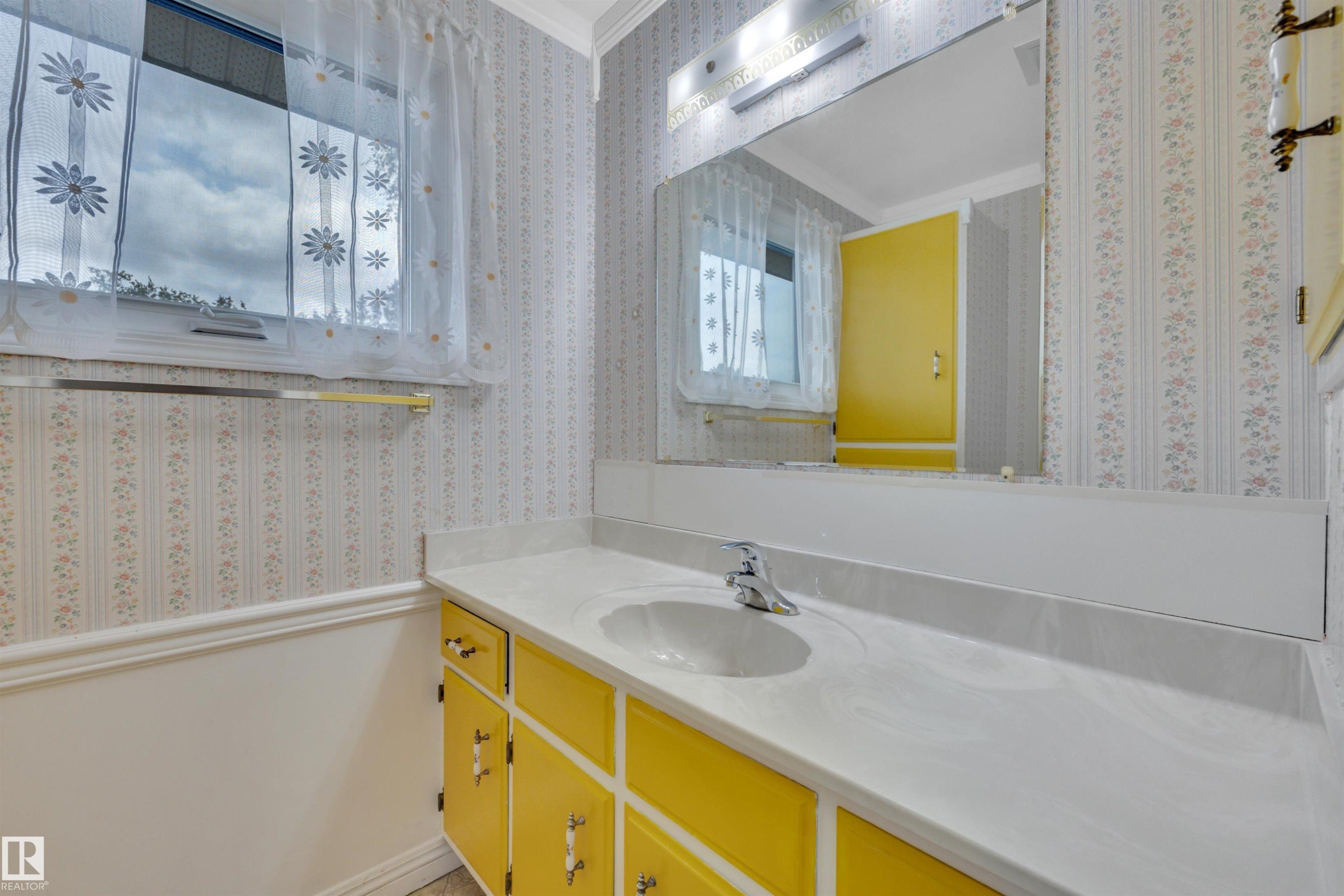 7604 149 Avenue Nw, Edmonton, AB - Indoor Photo Showing Bathroom