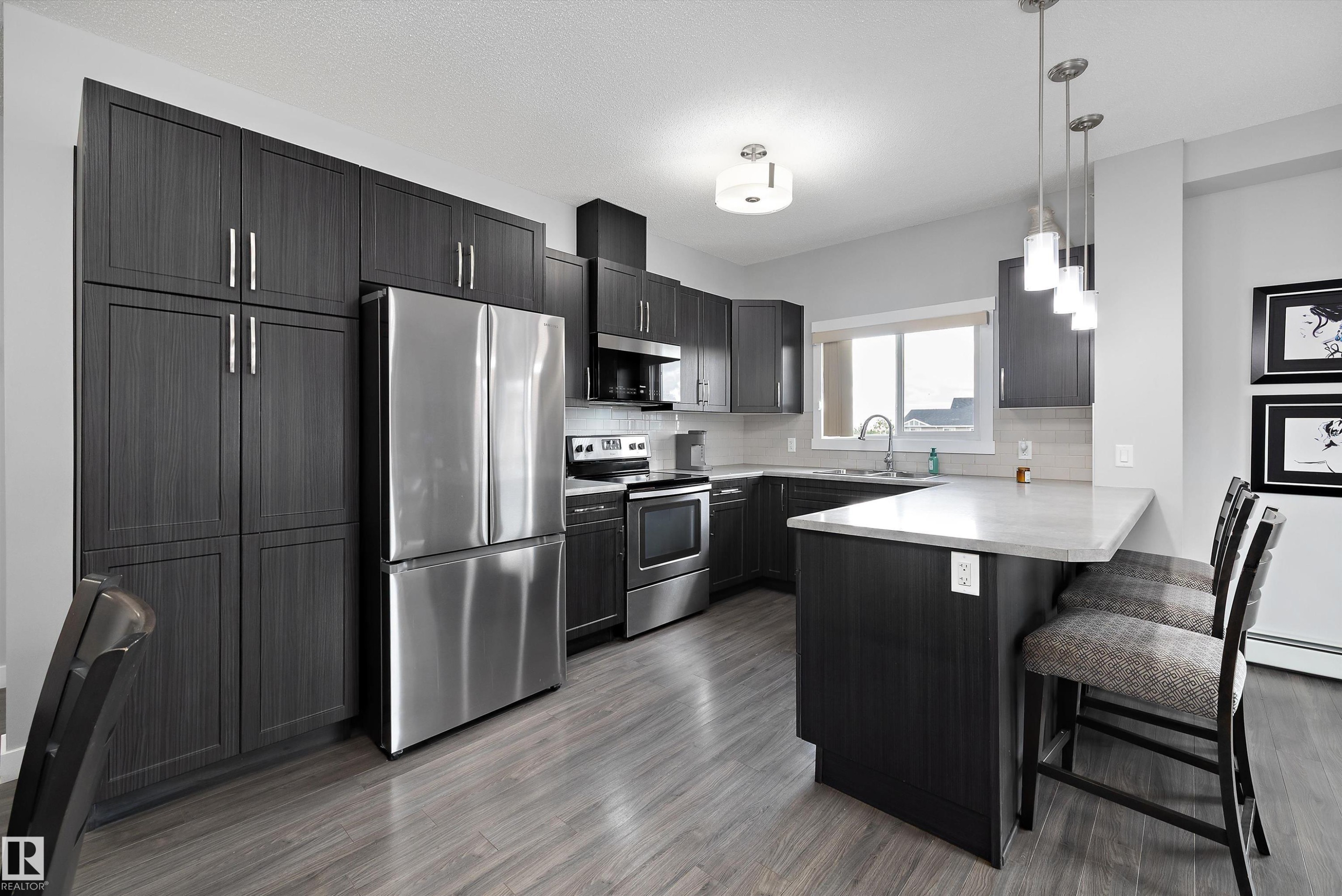 #402 2229 44 Av Nw, Edmonton, AB - Indoor Photo Showing Kitchen With Upgraded Kitchen
