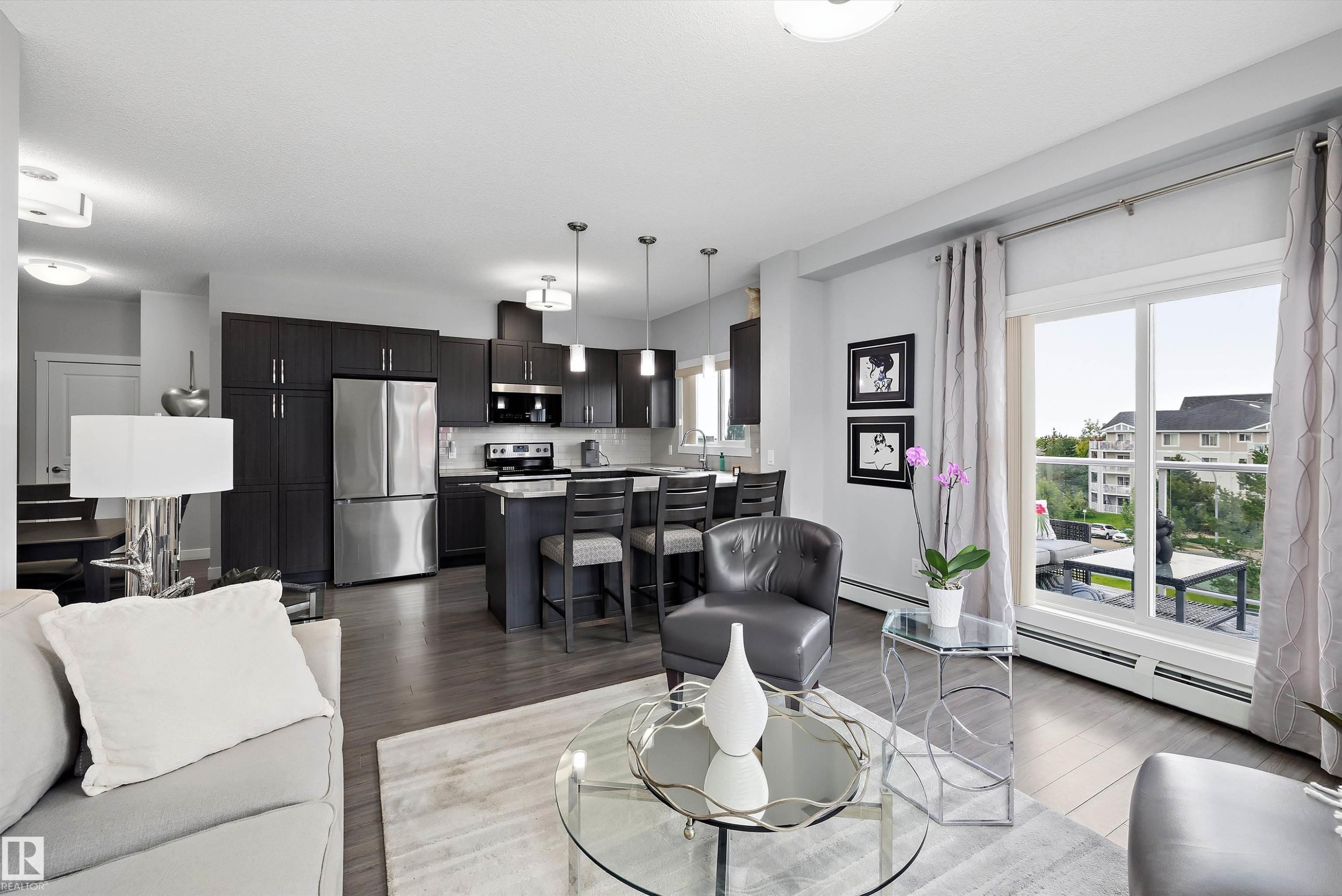 #402 2229 44 Av Nw, Edmonton, AB - Indoor Photo Showing Living Room