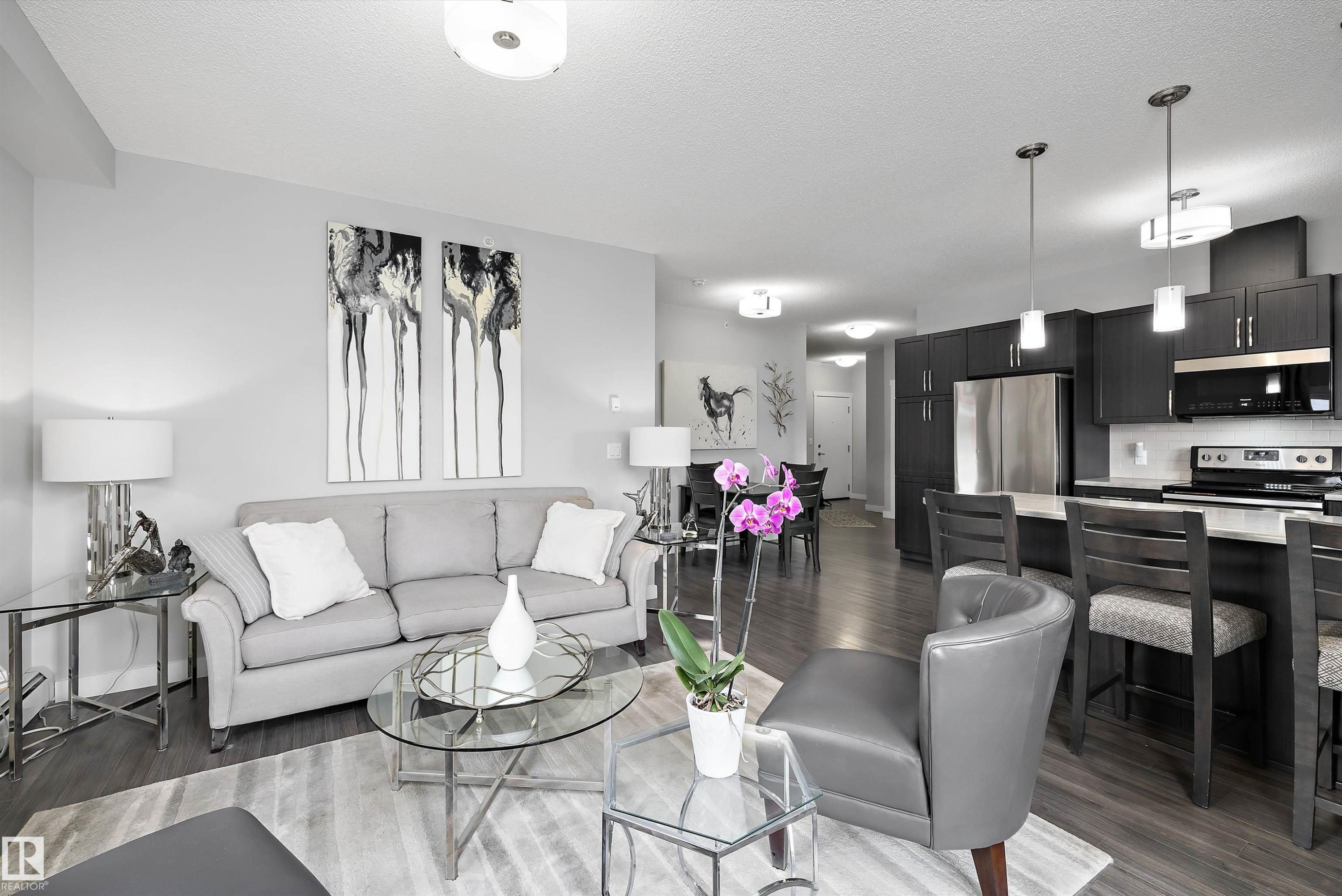 #402 2229 44 Av Nw, Edmonton, AB - Indoor Photo Showing Living Room