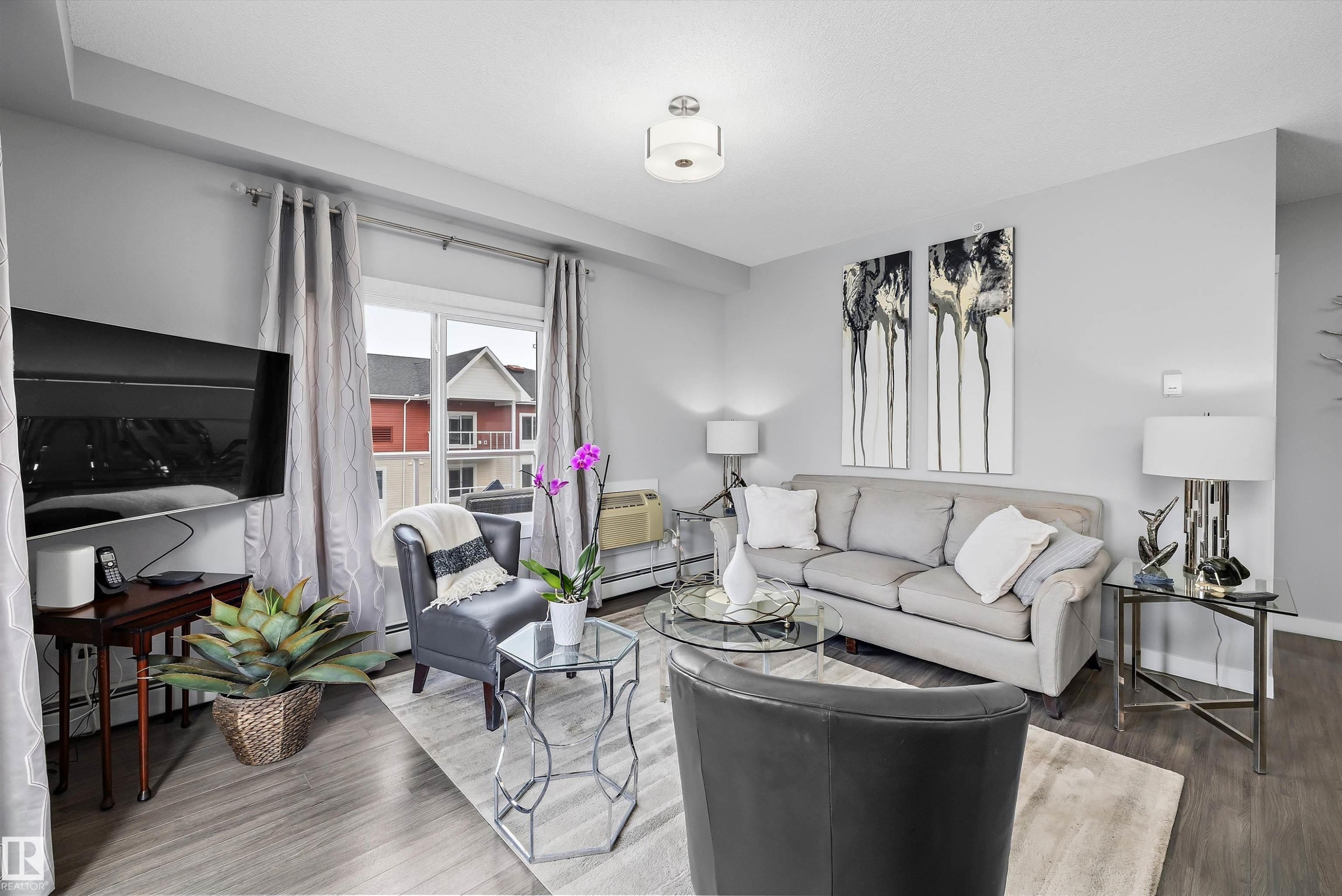 #402 2229 44 Av Nw, Edmonton, AB - Indoor Photo Showing Living Room