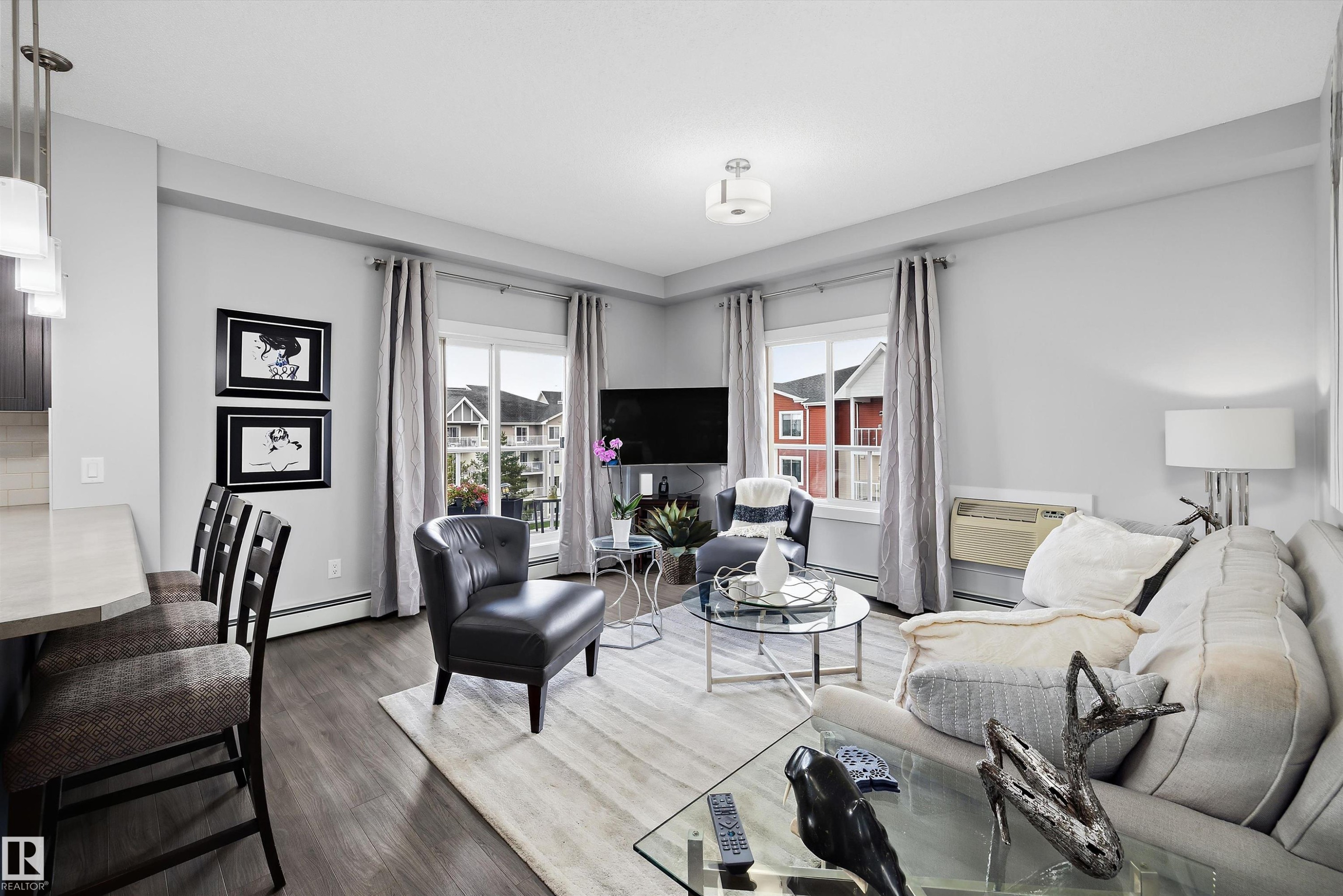 #402 2229 44 Av Nw, Edmonton, AB - Indoor Photo Showing Living Room