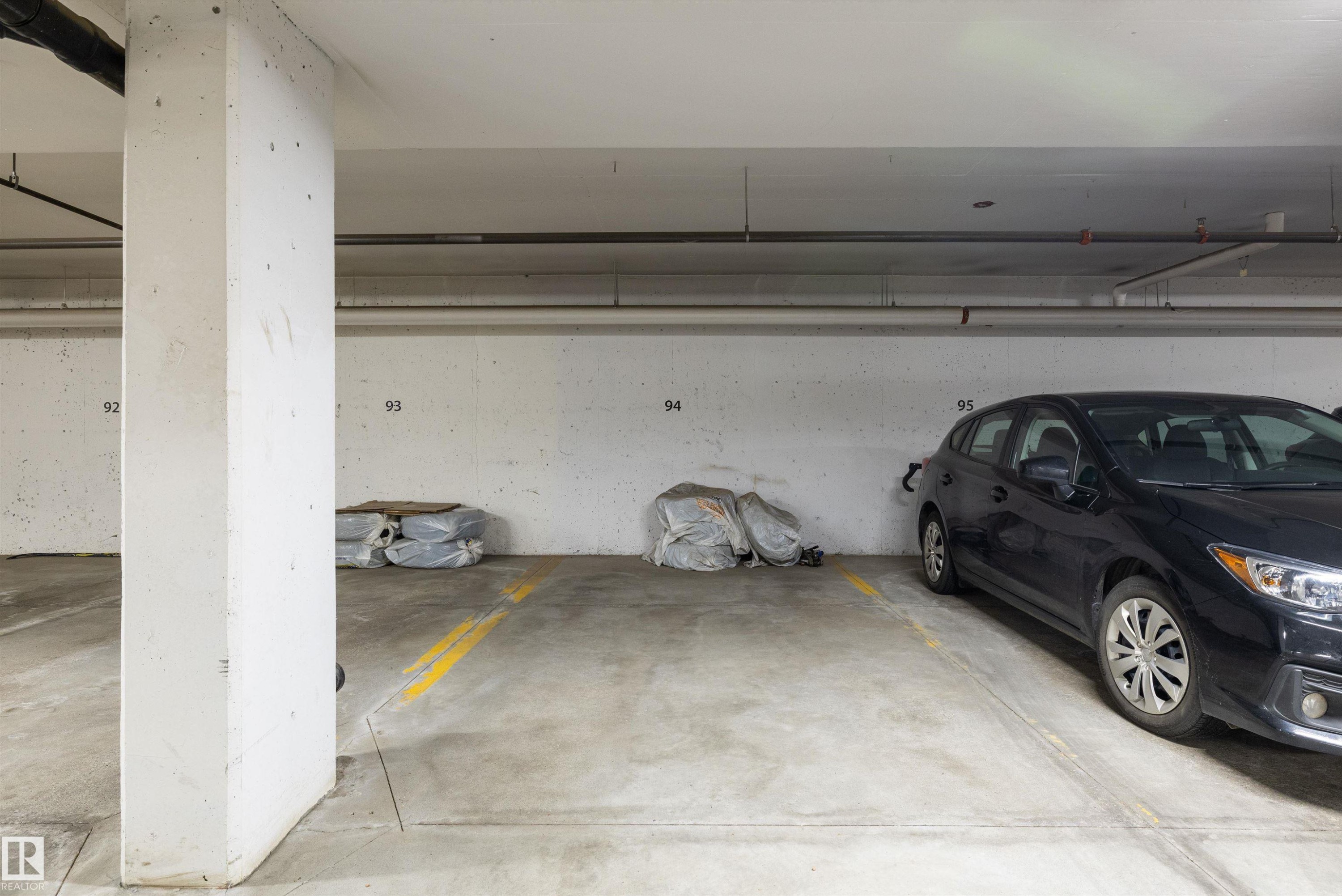 #402 2229 44 Av Nw, Edmonton, AB - Indoor Photo Showing Garage