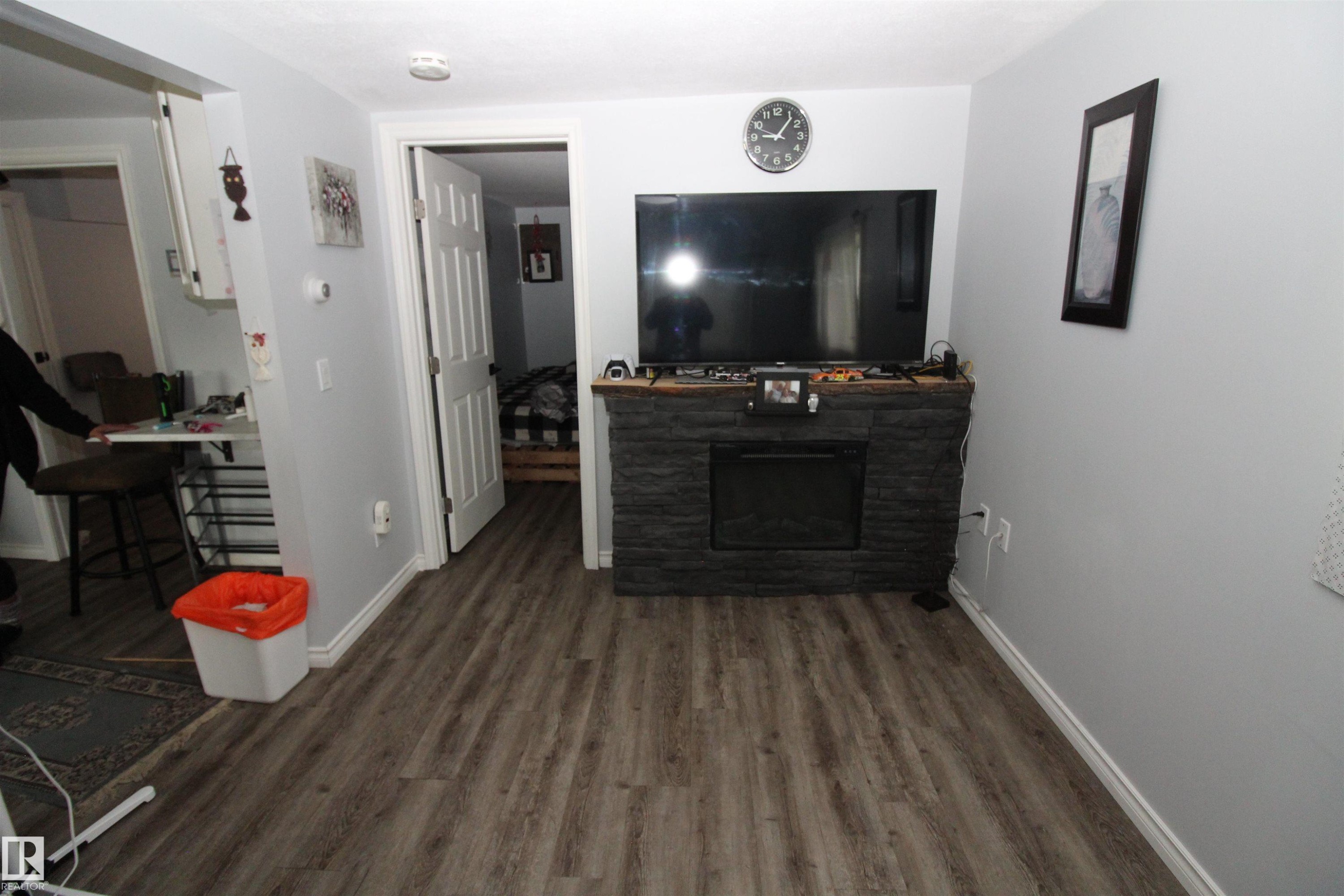 5404 52 Street, Clyde, AB - Indoor