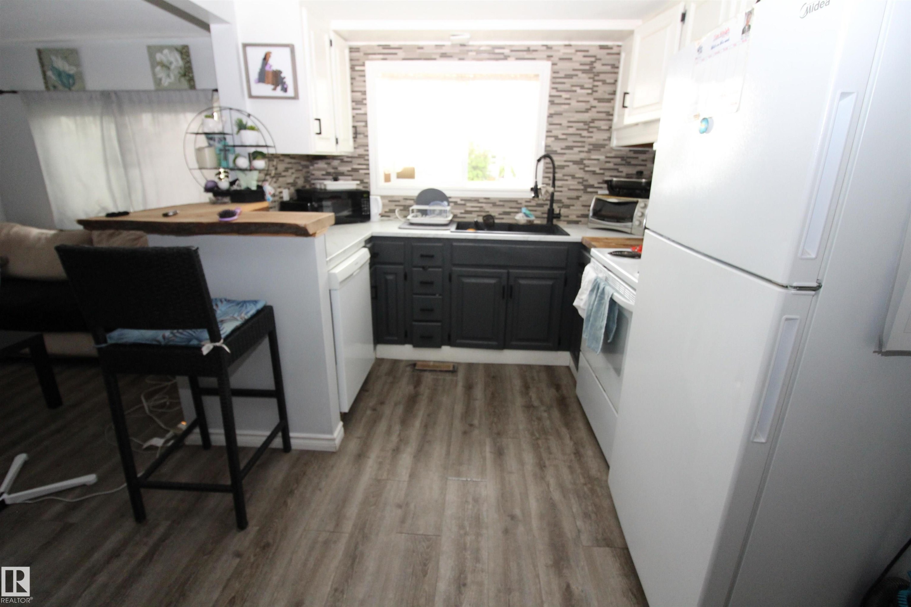 5404 52 Street, Clyde, AB - Indoor Photo Showing Kitchen