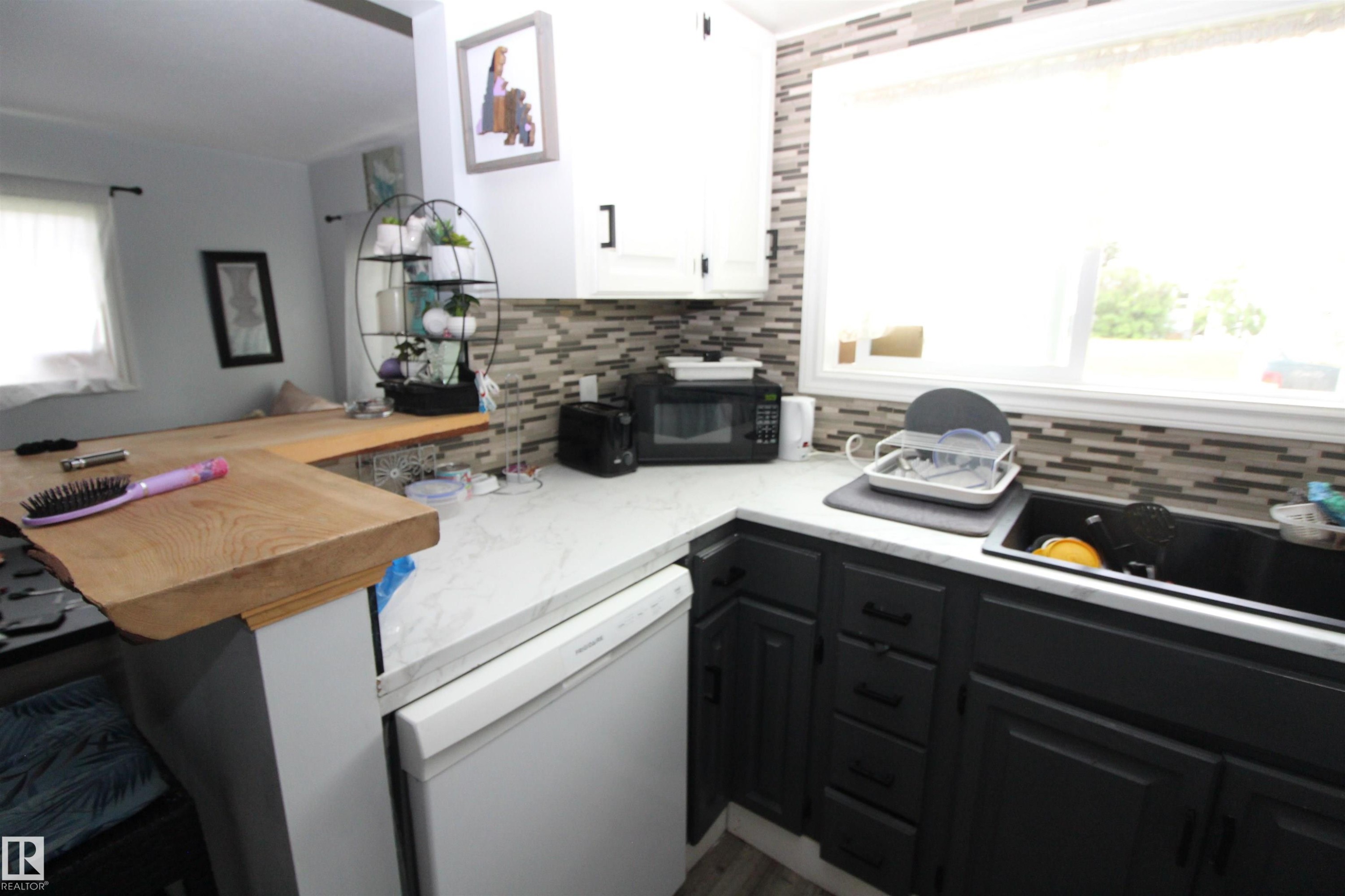5404 52 Street, Clyde, AB - Indoor Photo Showing Kitchen