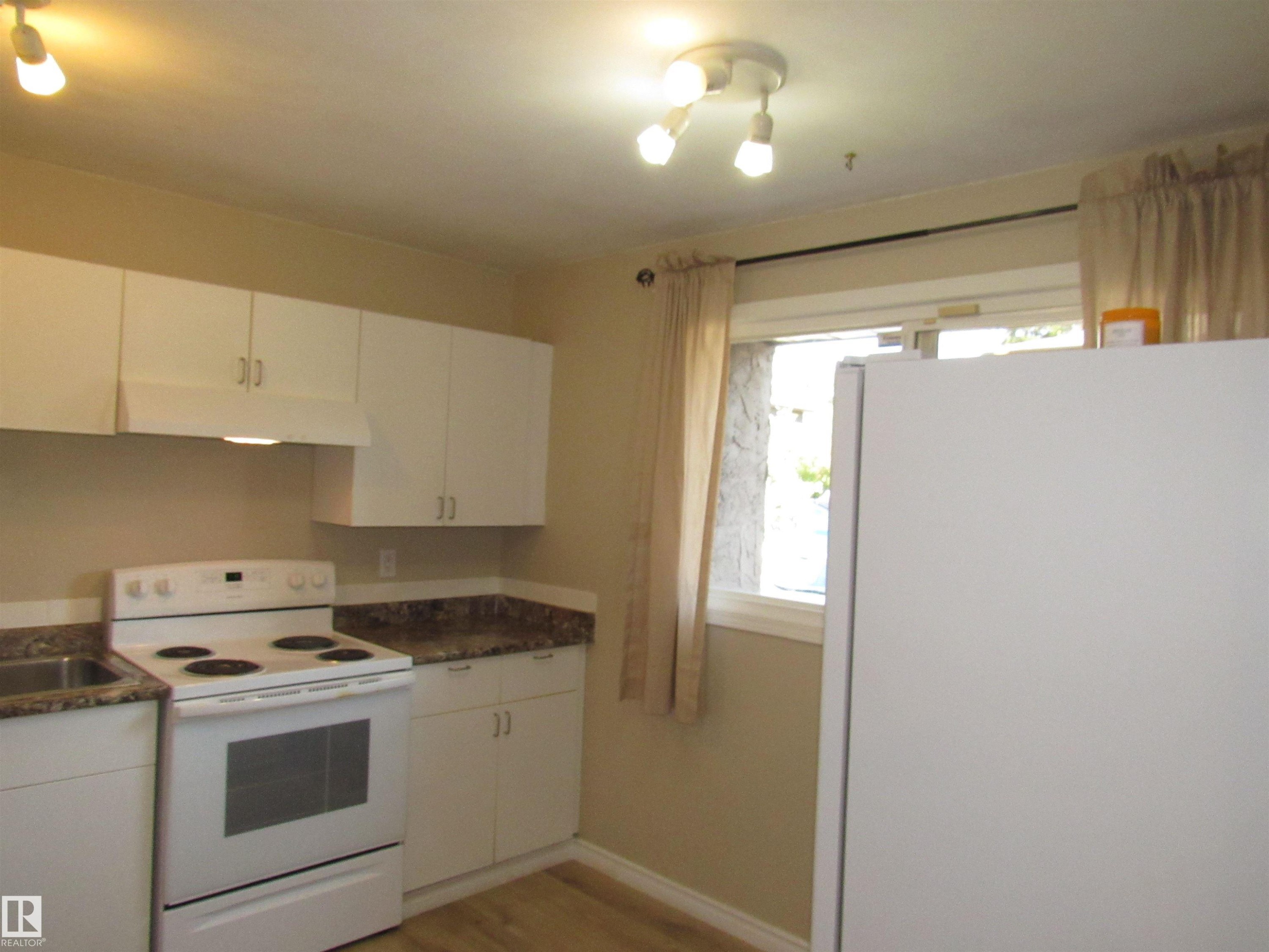 1692 37 Street Nw, Edmonton, AB - Indoor Photo Showing Kitchen