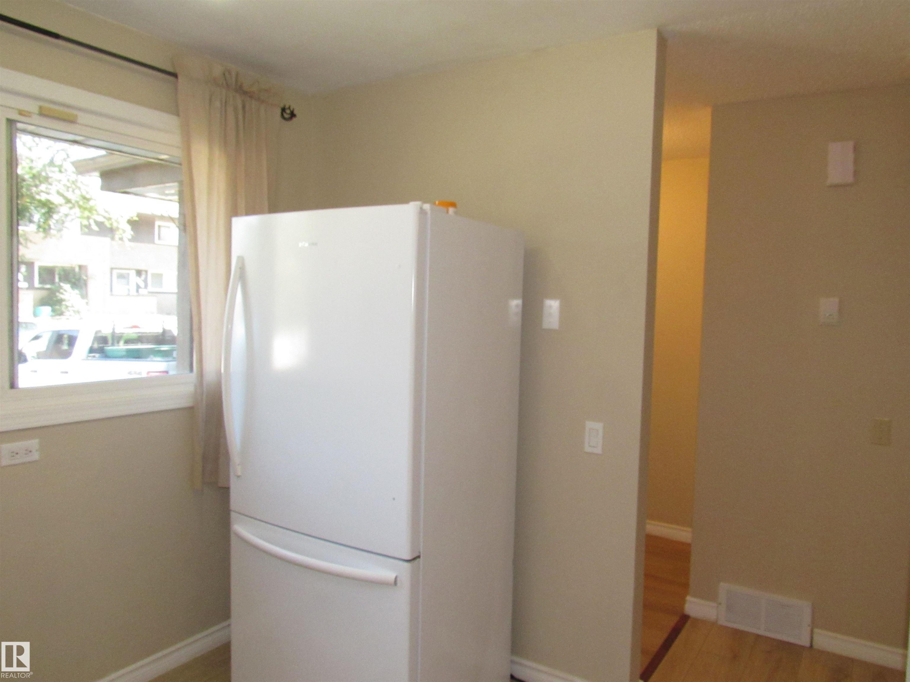 1692 37 Street Nw, Edmonton, AB - Indoor Photo Showing Other Room