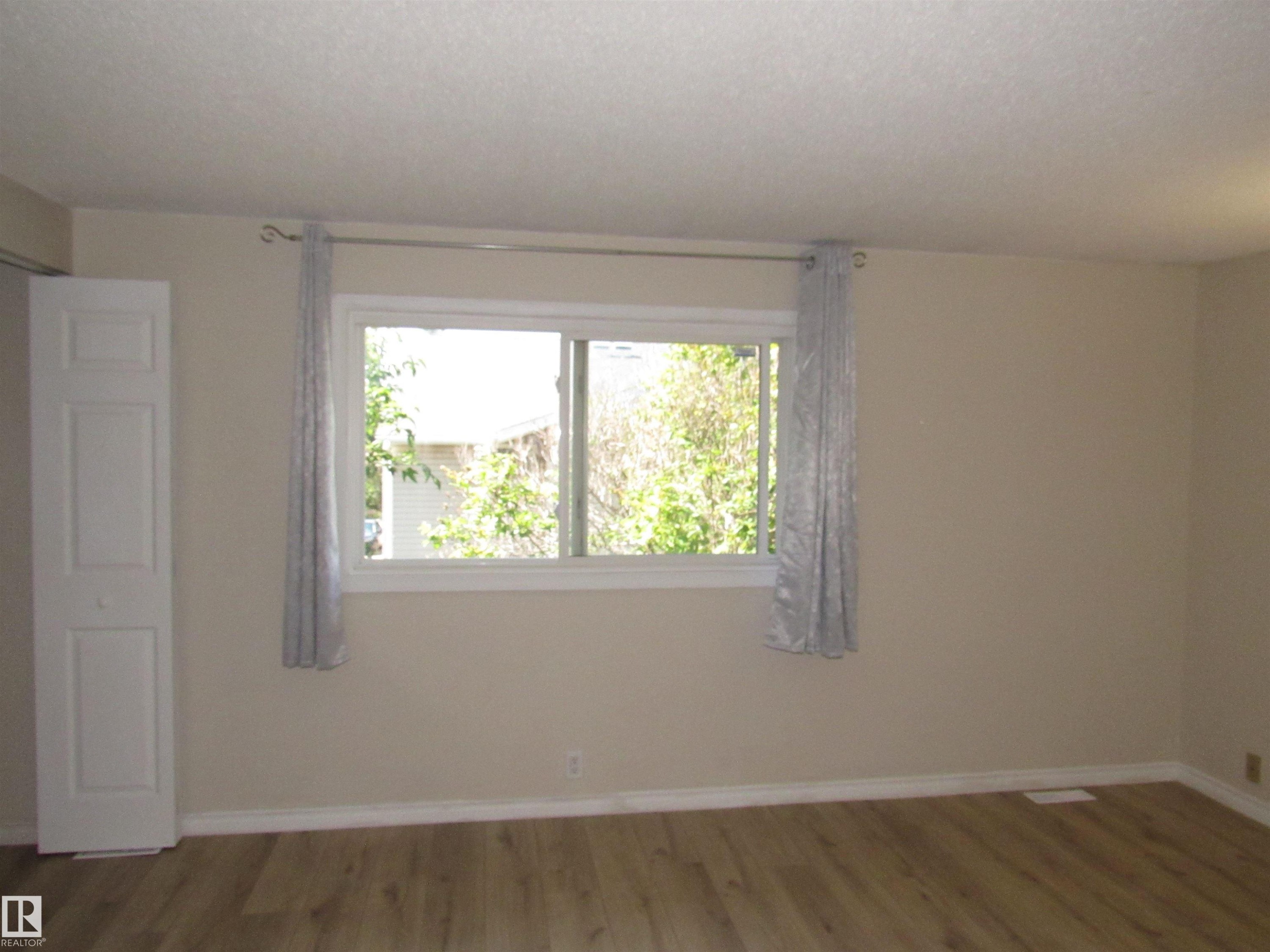 1692 37 Street Nw, Edmonton, AB - Indoor Photo Showing Other Room