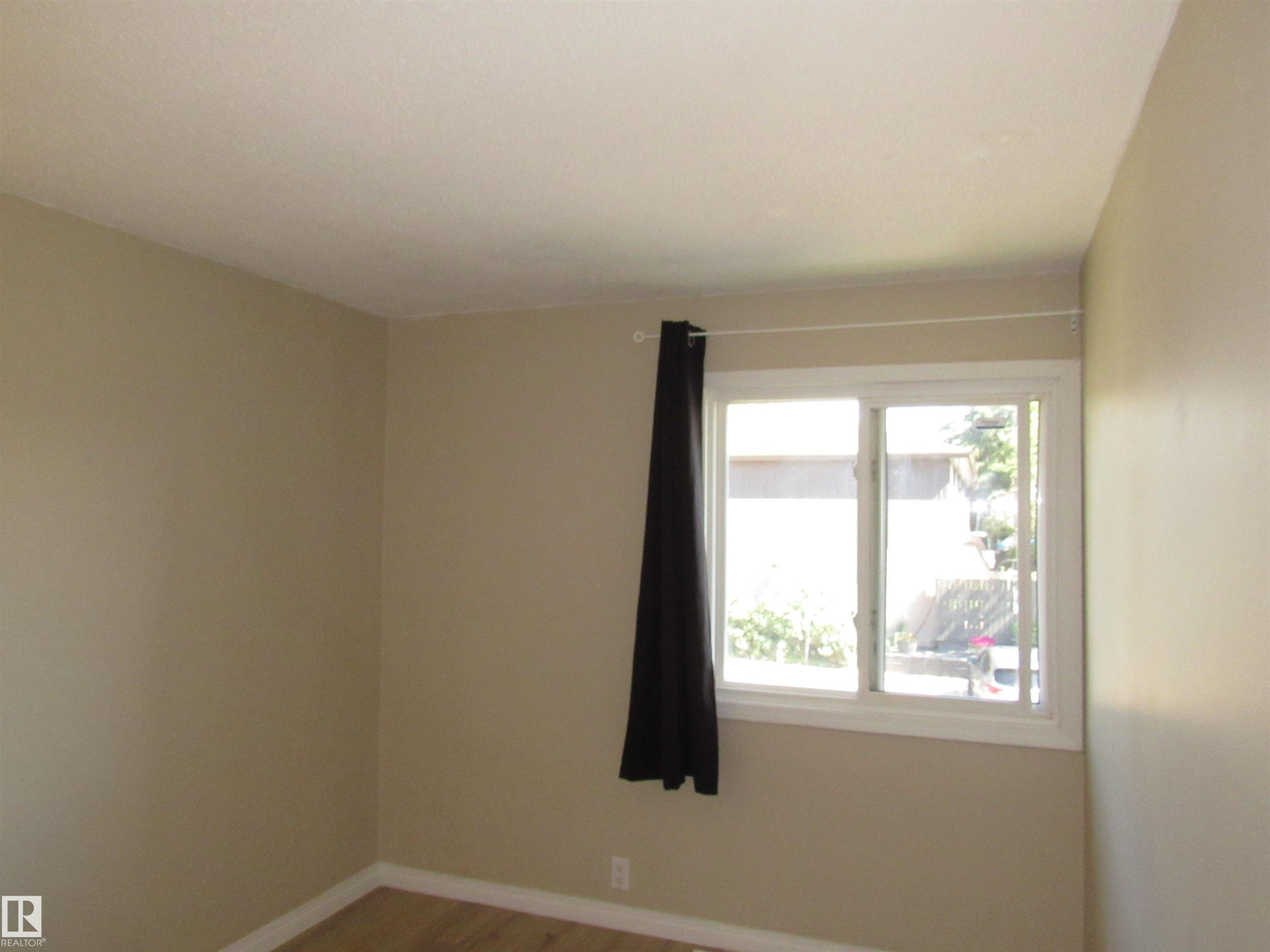 1692 37 Street Nw, Edmonton, AB - Indoor Photo Showing Other Room