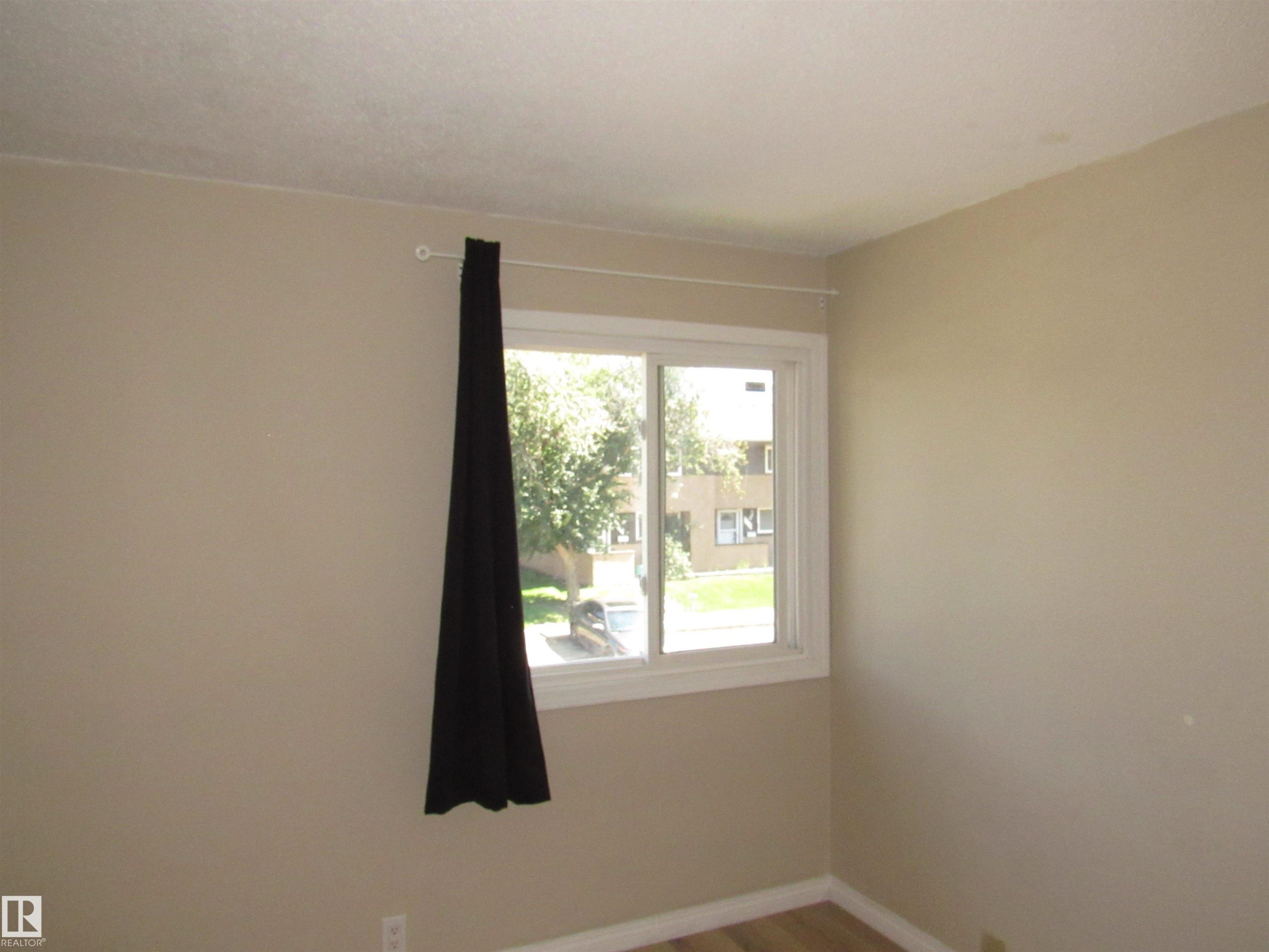 1692 37 Street Nw, Edmonton, AB - Indoor Photo Showing Other Room