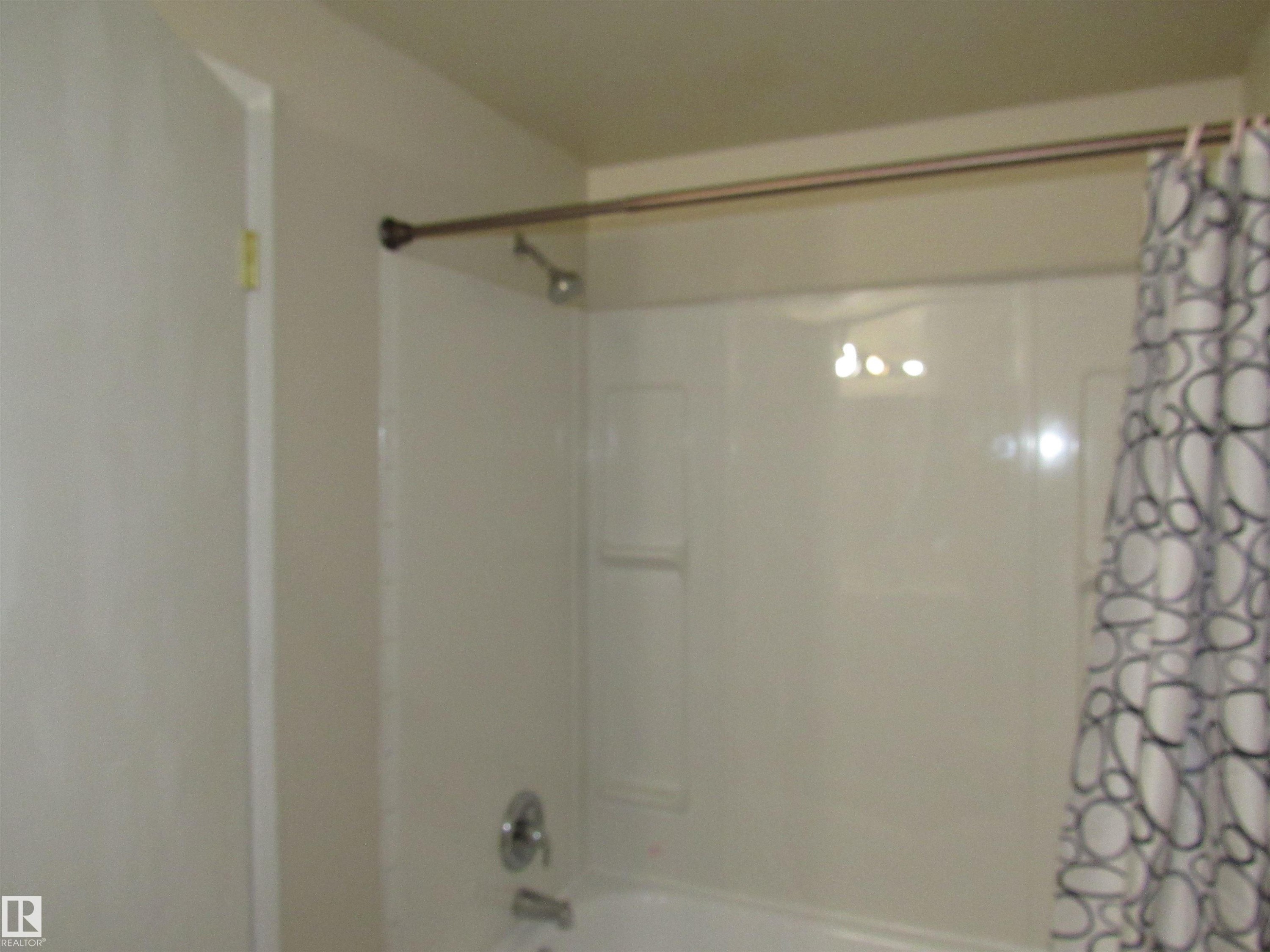 1692 37 Street Nw, Edmonton, AB - Indoor Photo Showing Bathroom