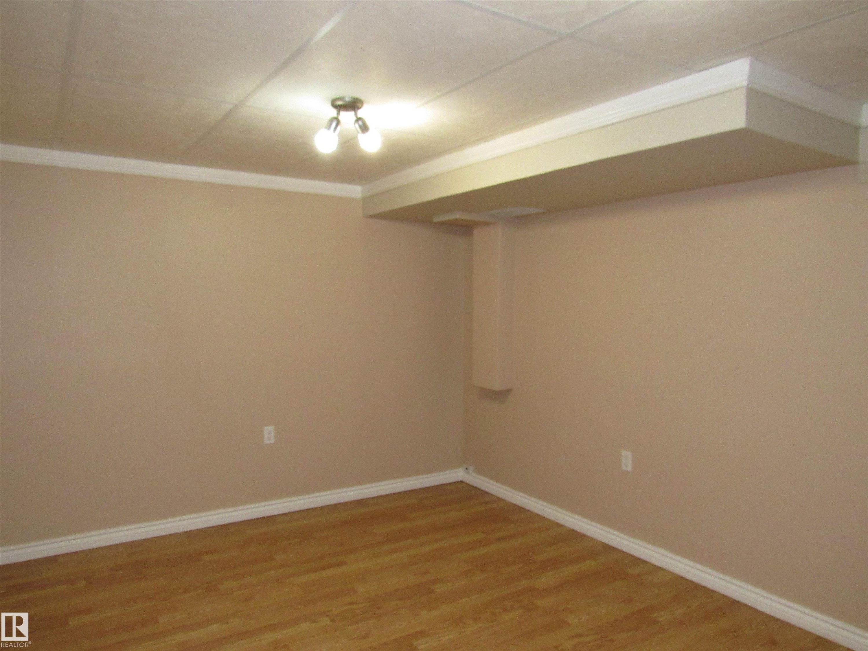 1692 37 Street Nw, Edmonton, AB - Indoor Photo Showing Other Room