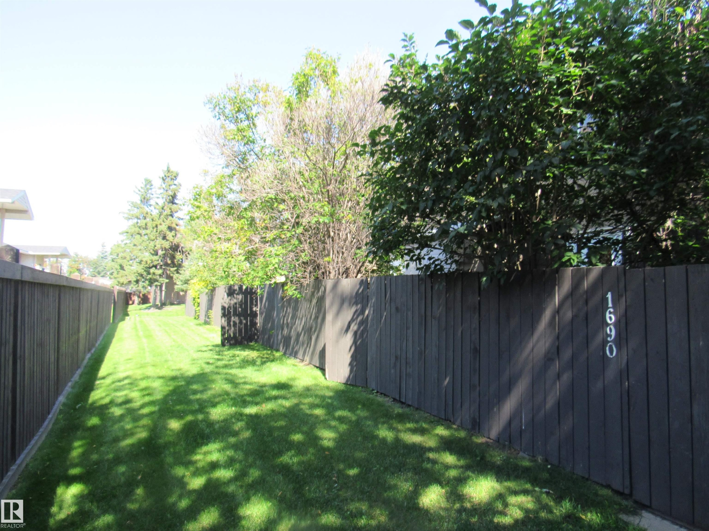 1692 37 Street Nw, Edmonton, AB - Outdoor