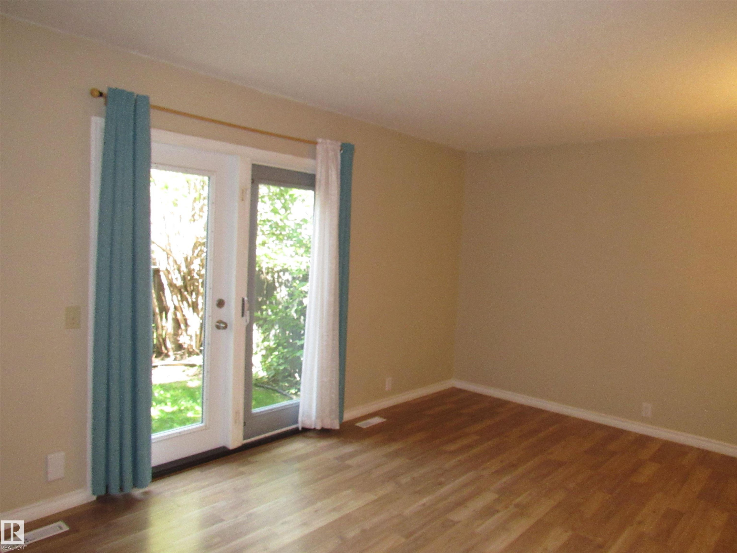 1692 37 Street Nw, Edmonton, AB - Indoor Photo Showing Other Room