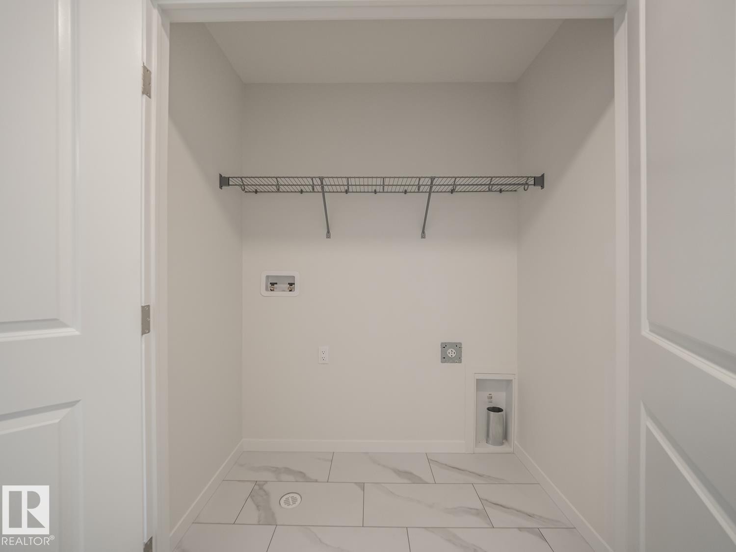 17724 7 Street Ne, Edmonton, AB - Indoor With Storage