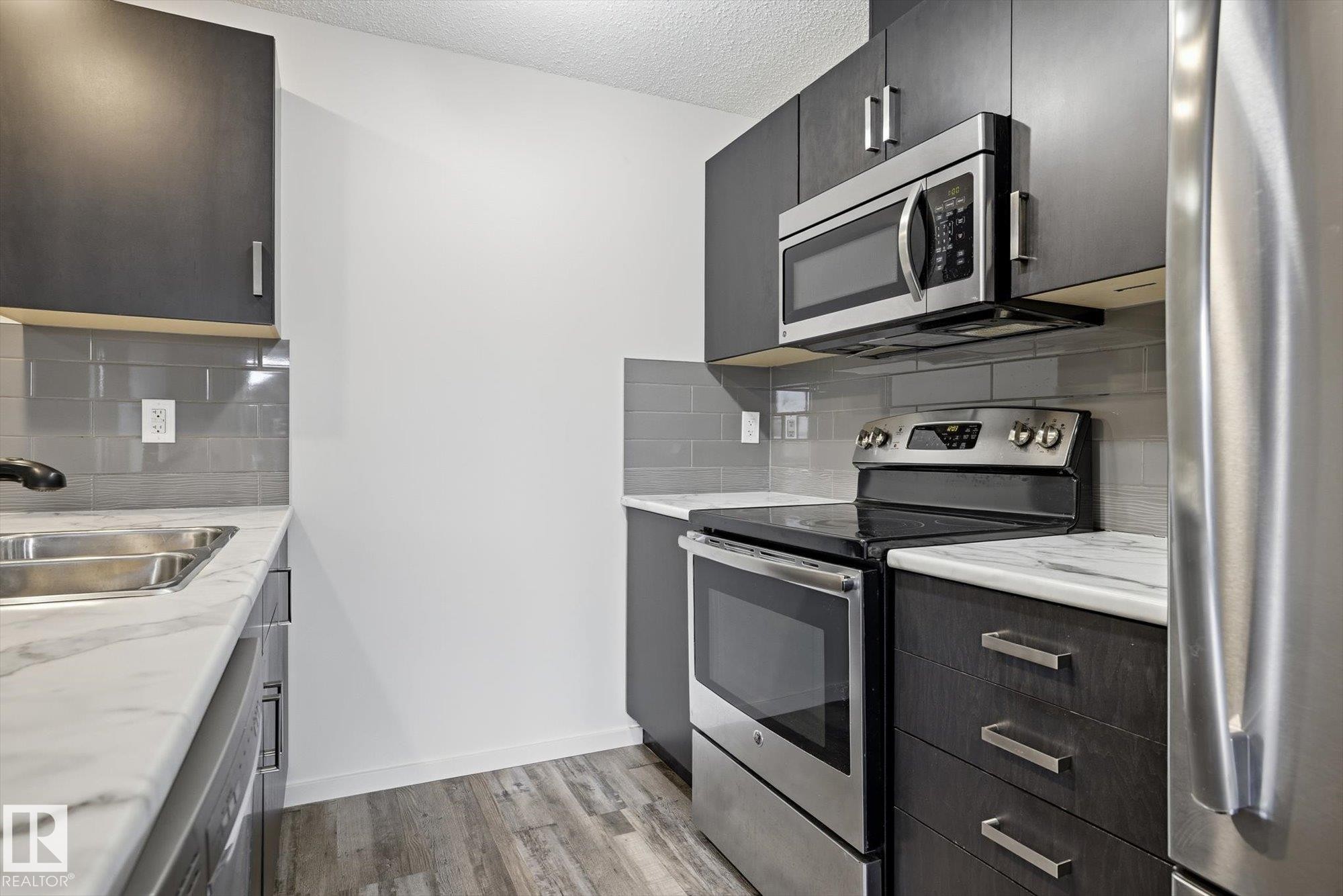 #424 5515 7 Av Sw, Edmonton, AB - Indoor Photo Showing Kitchen With Stainless Steel Kitchen With Double Sink
